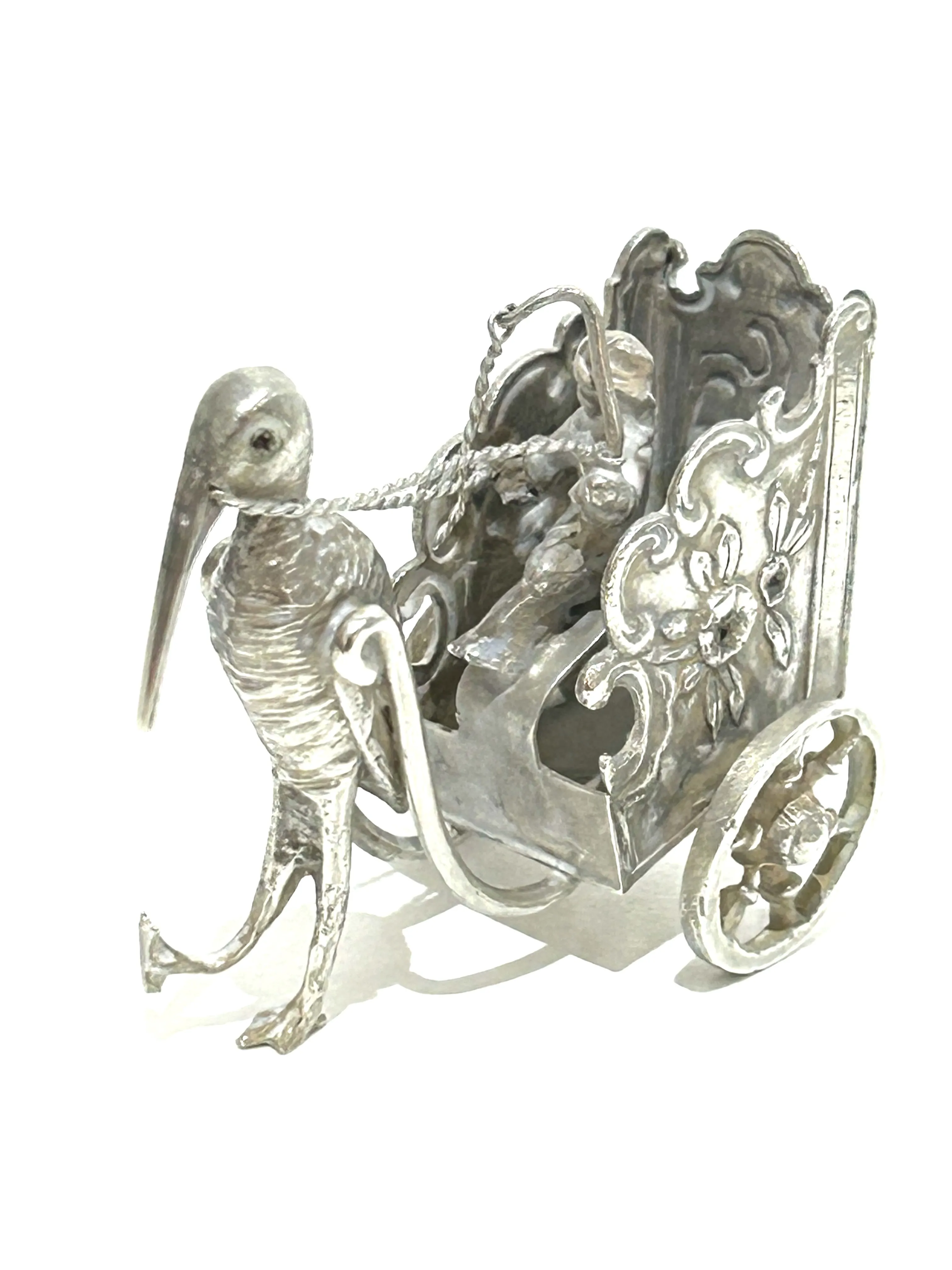 Stříbrná miniatura čápa zapřaženého do dvoukolového vozu s kočím - 2