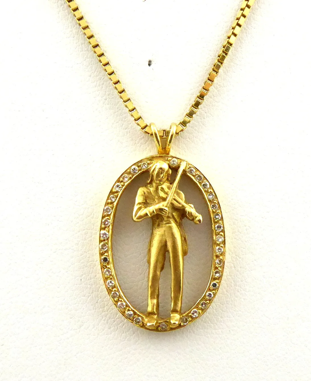 Zlatý náhrdelník s houslistou a 34 diamanty
