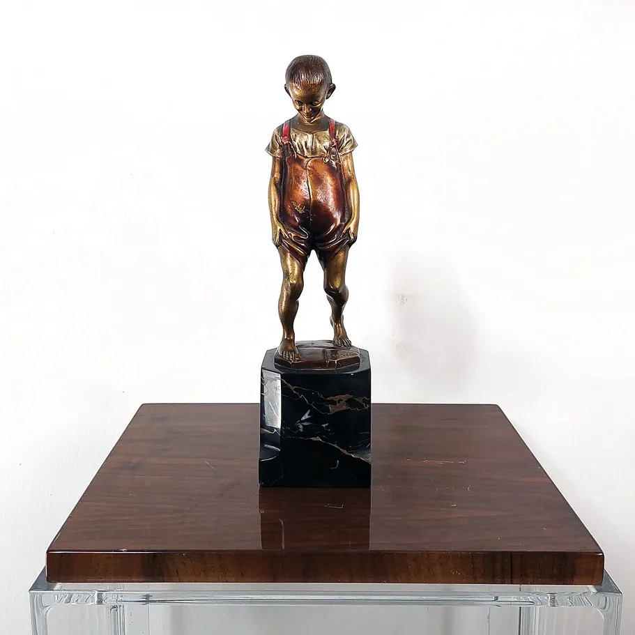 Bronzová figura chlapce