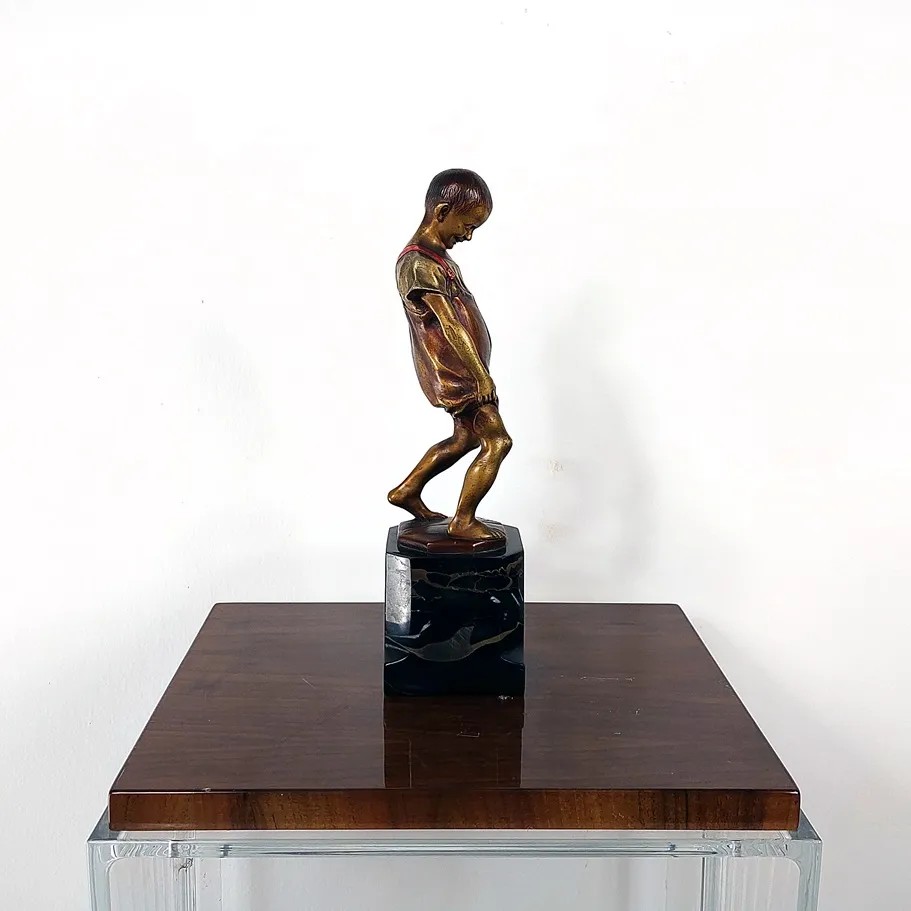 Bronzová figura chlapce - 4