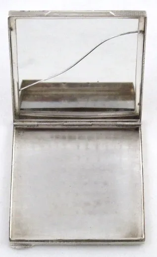 Stříbrná pudřenka s gravírovaným okrajem - 3