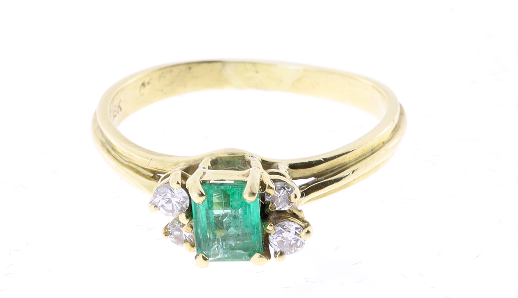 Zlatý prsten s centrálním smaragdem a brilianty