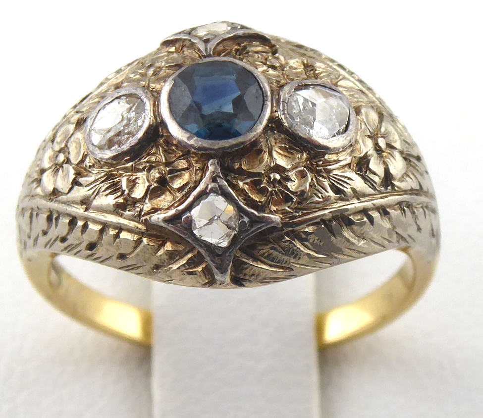 Gravírovaný prsten s přírodním modrým safírem a diamanty