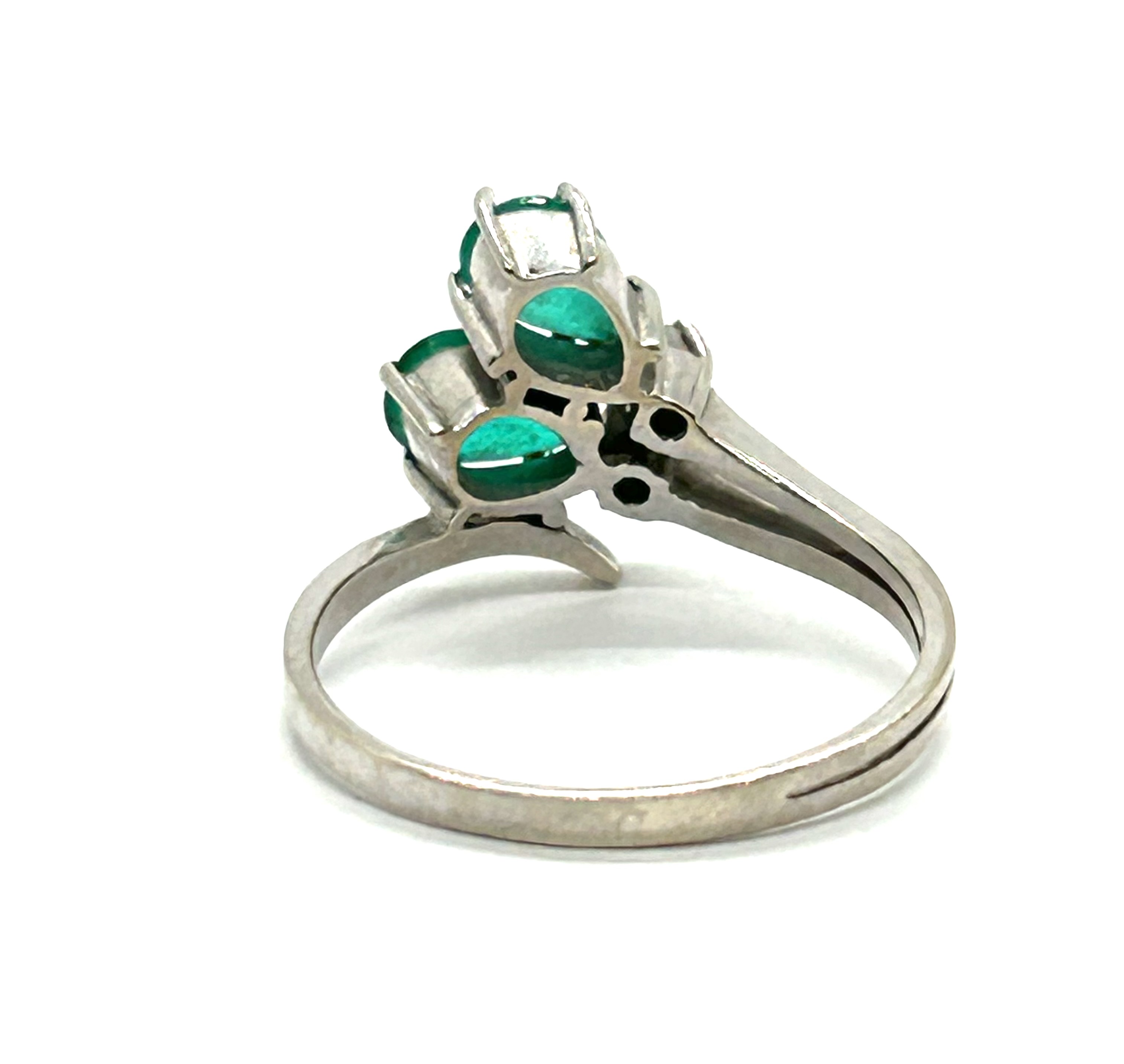Zlatý prsten se zelenými akvamaríny a brilianty