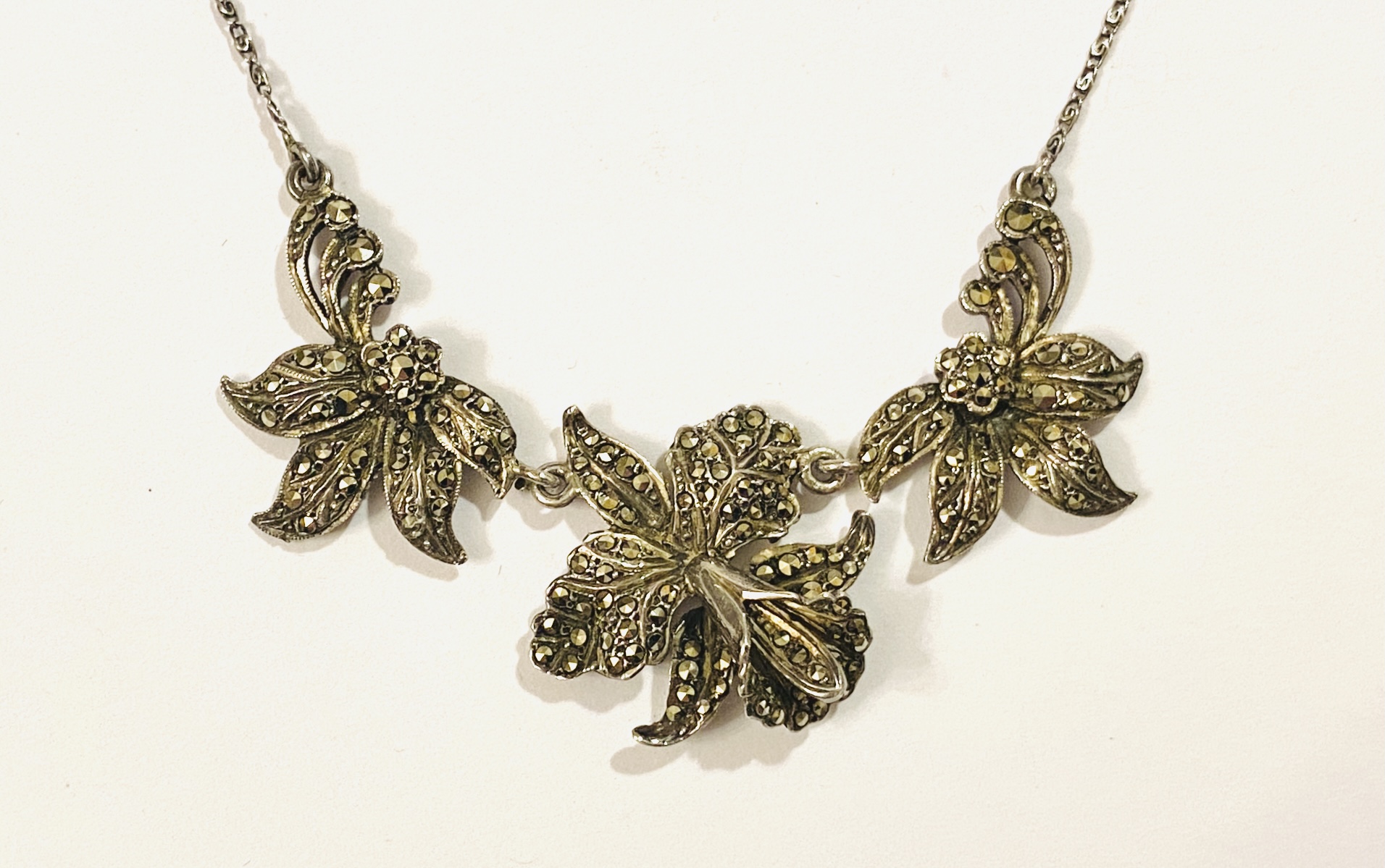Stříbrný náhrdelník „lilie“ s markazity