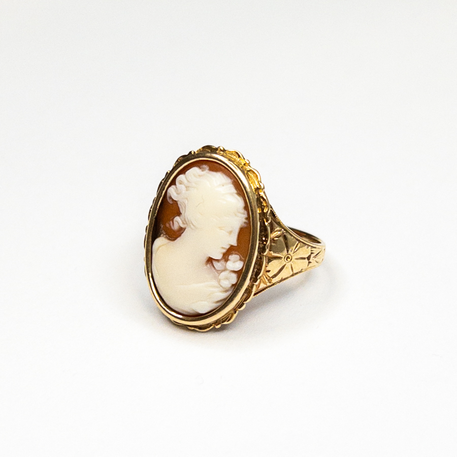 Starožitný zlatý prsten s řezanou kamejí