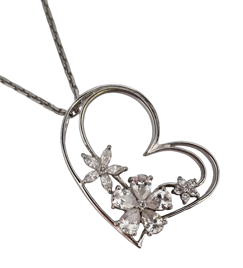 Stříbrný náhrdelník – květinové srdce