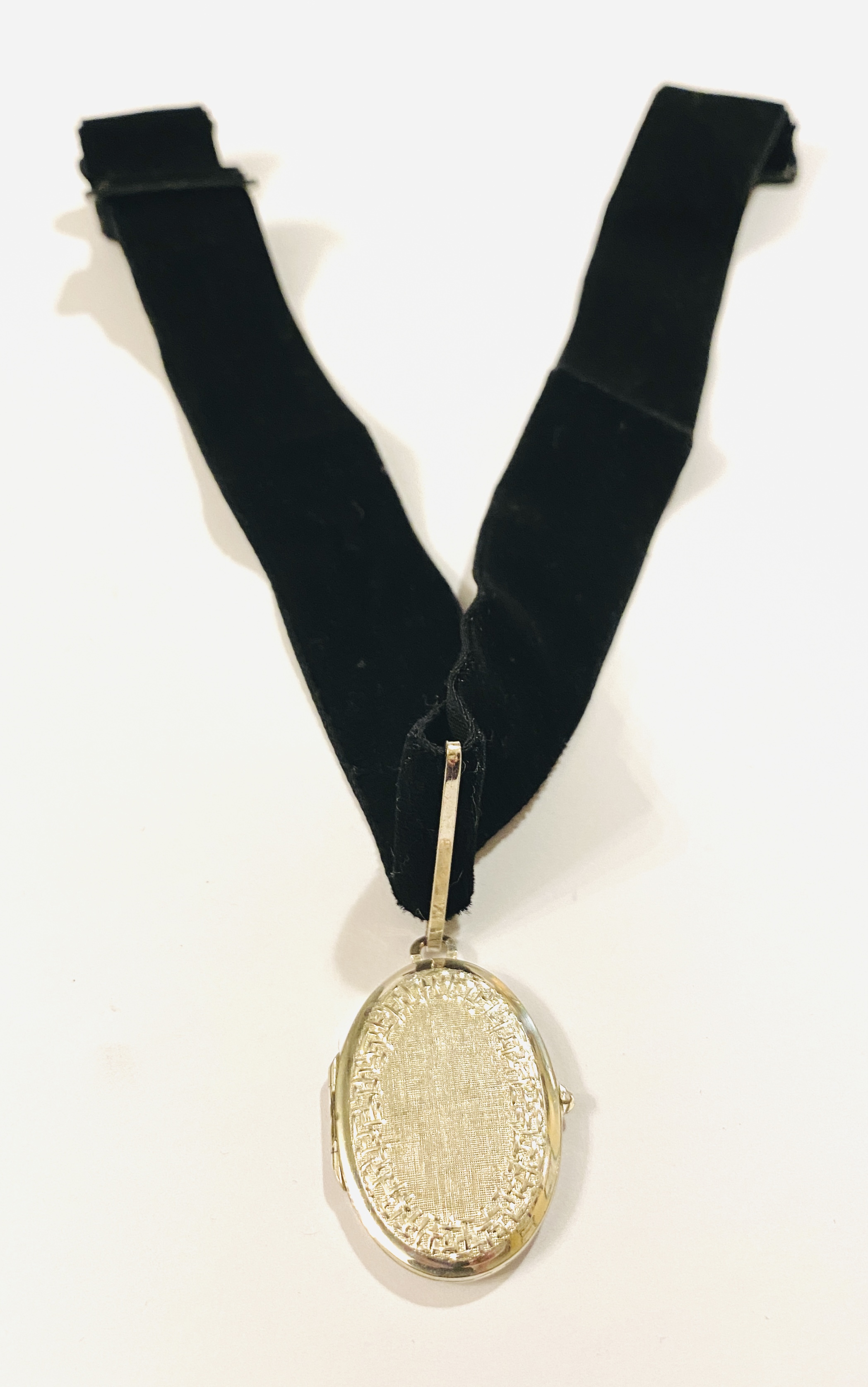 Stříbrný medailon se stužkou – Kordes & Lichtenfels