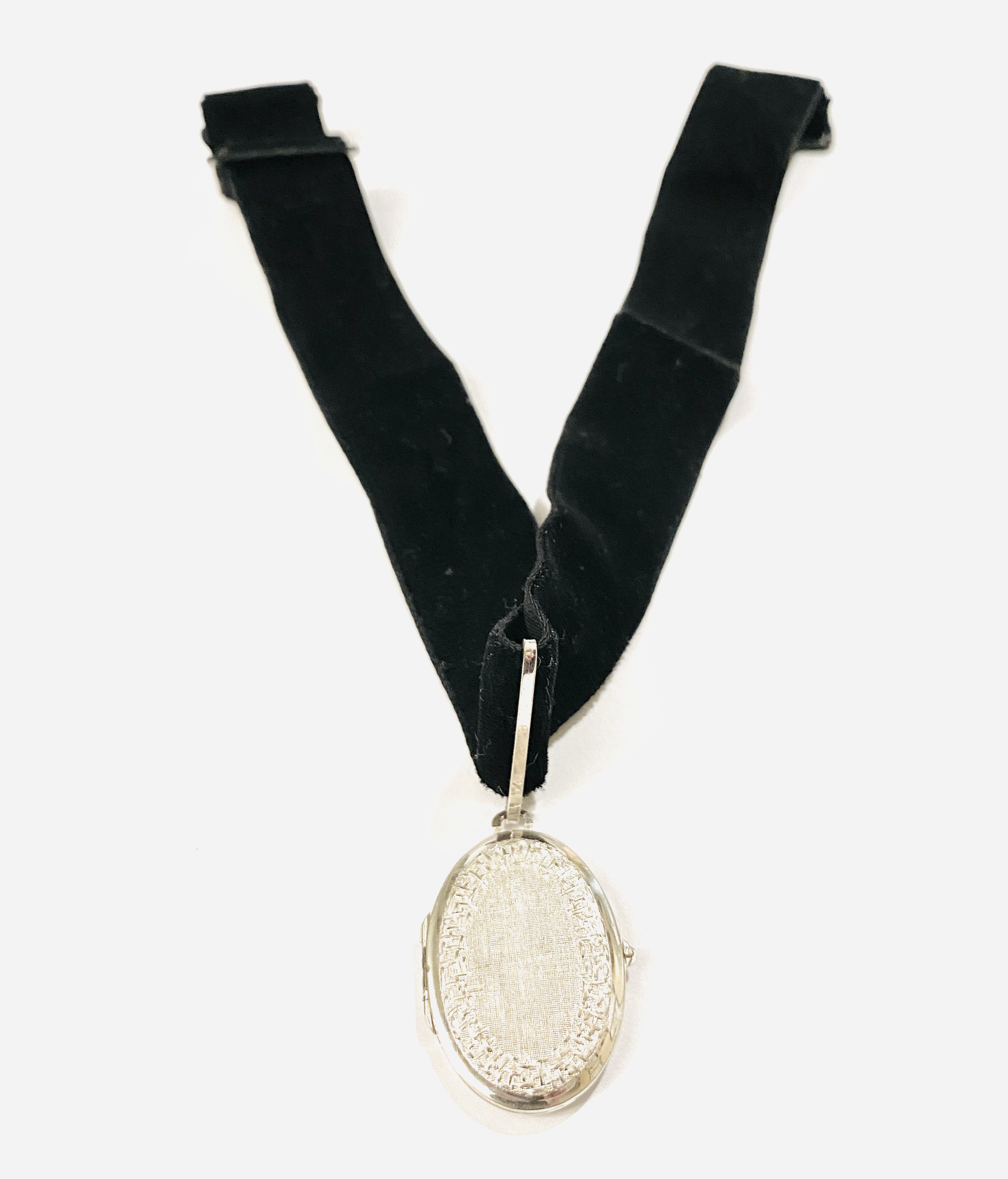 Stříbrný přívěšek/medailon se stužkou – Kordes & Lichtenfels