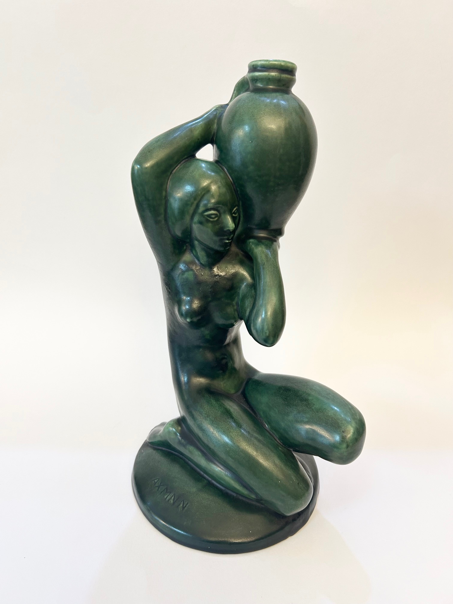 Keramická socha „Ženský akt se džbánem“ – Josef Axmann