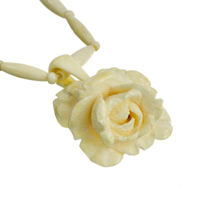 Kostěná šňůra s přívěsem ve tvaru růže