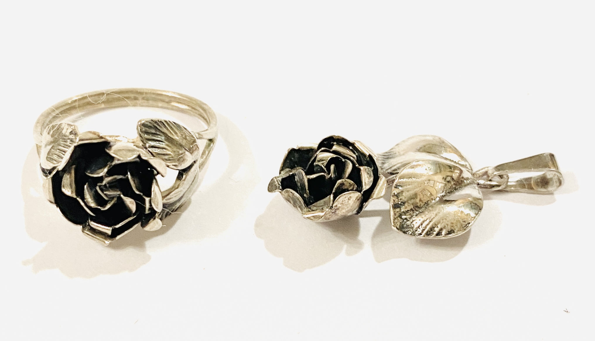 Stříbrný prsten a přívěšek „růže“ – Theodor Klotz
