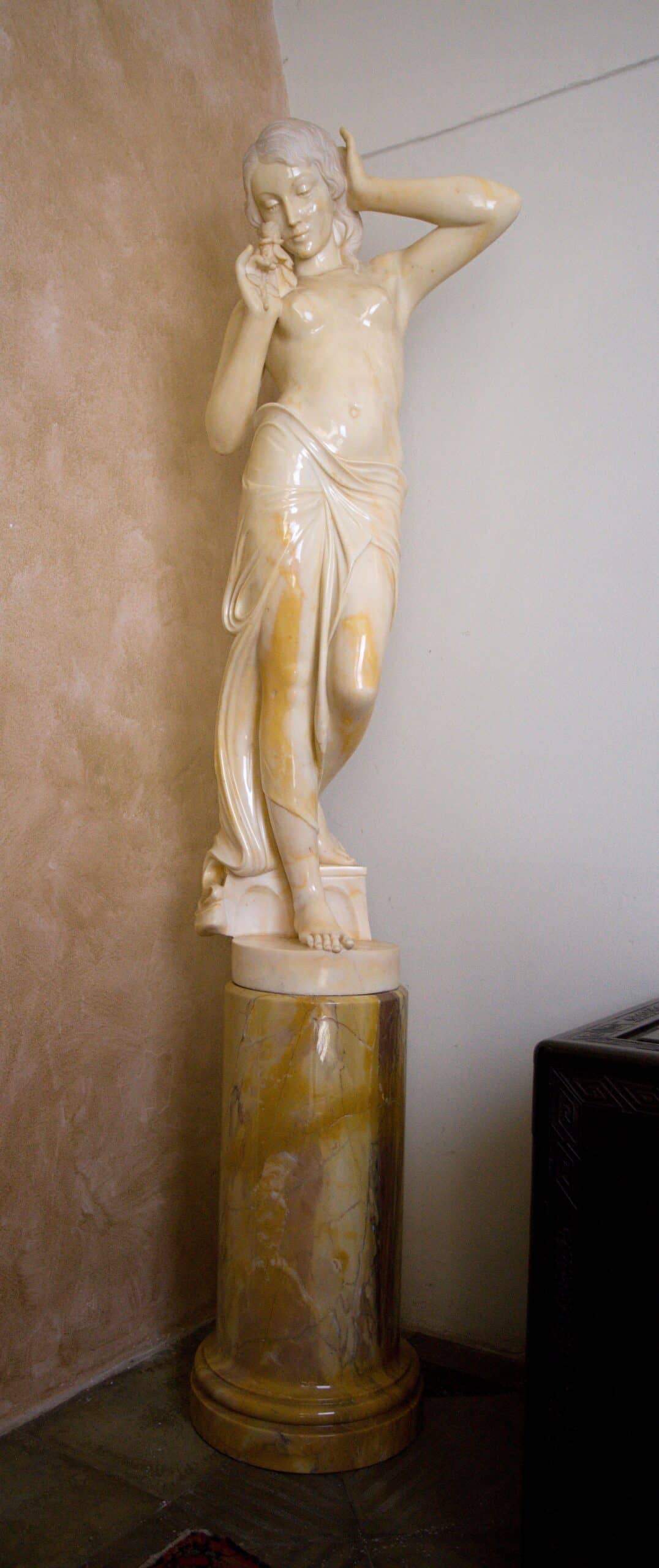 Mramorová socha mladé dívky výška 179,5cm