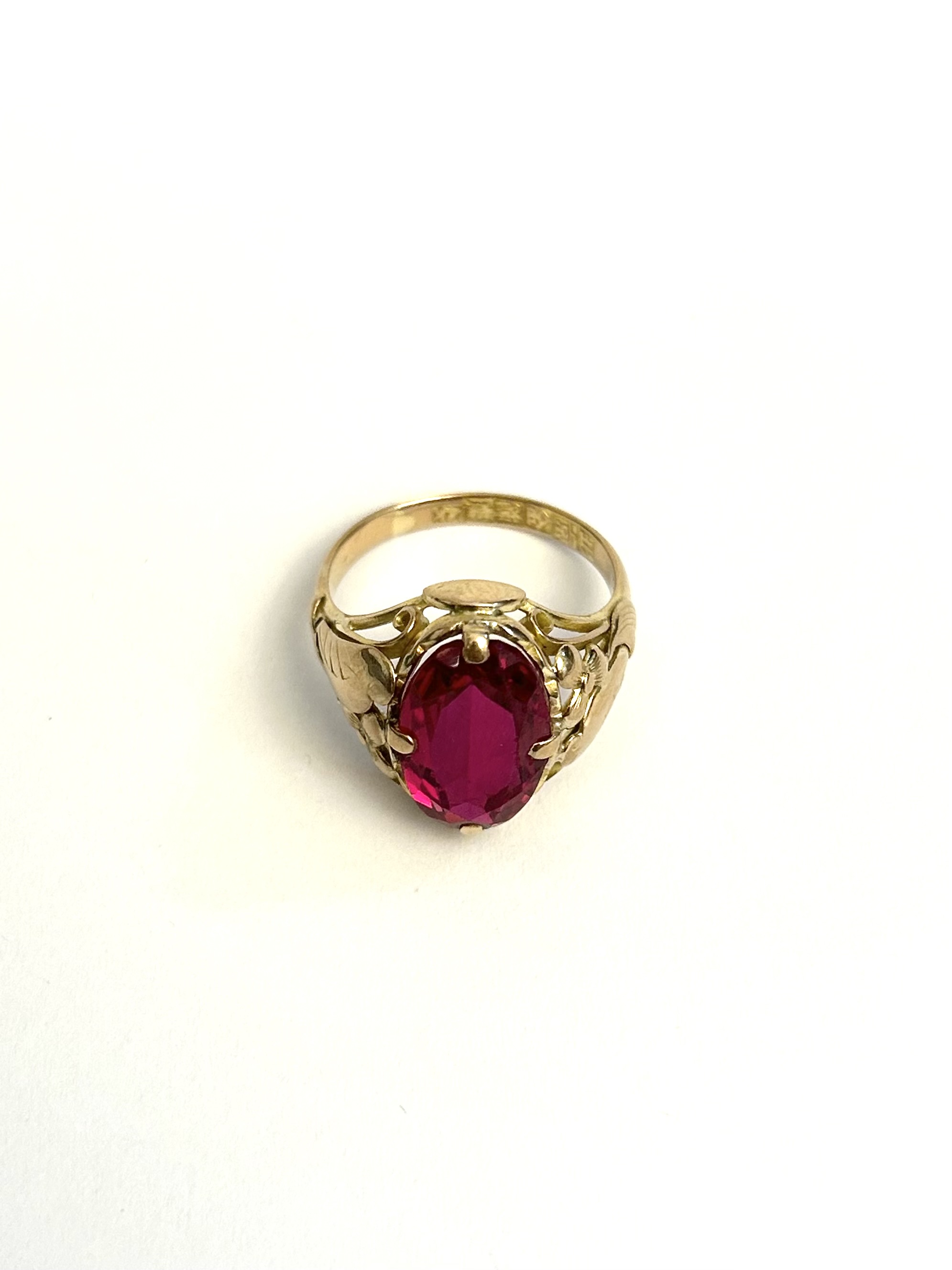 Zlatý prsten s červeným kamenem
