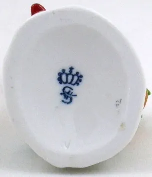 Sitzendorf – Sedící dívka s růžemi - 4