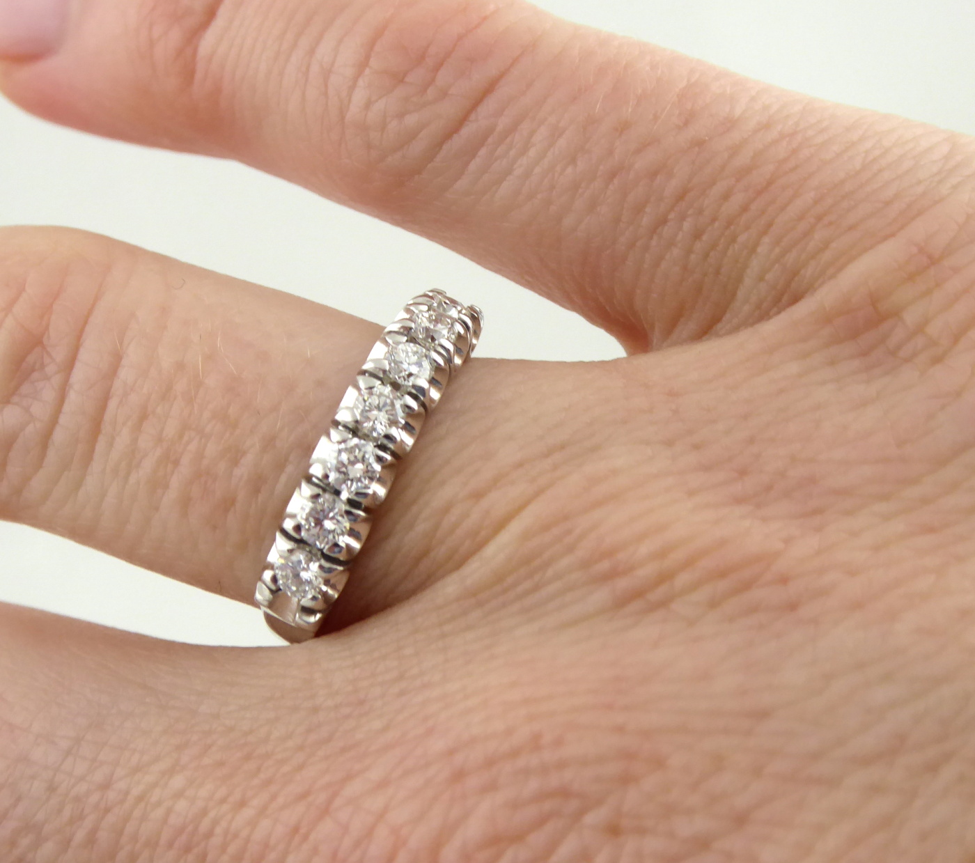 Zlatý prsten se 7 diamanty – 0,57 ct