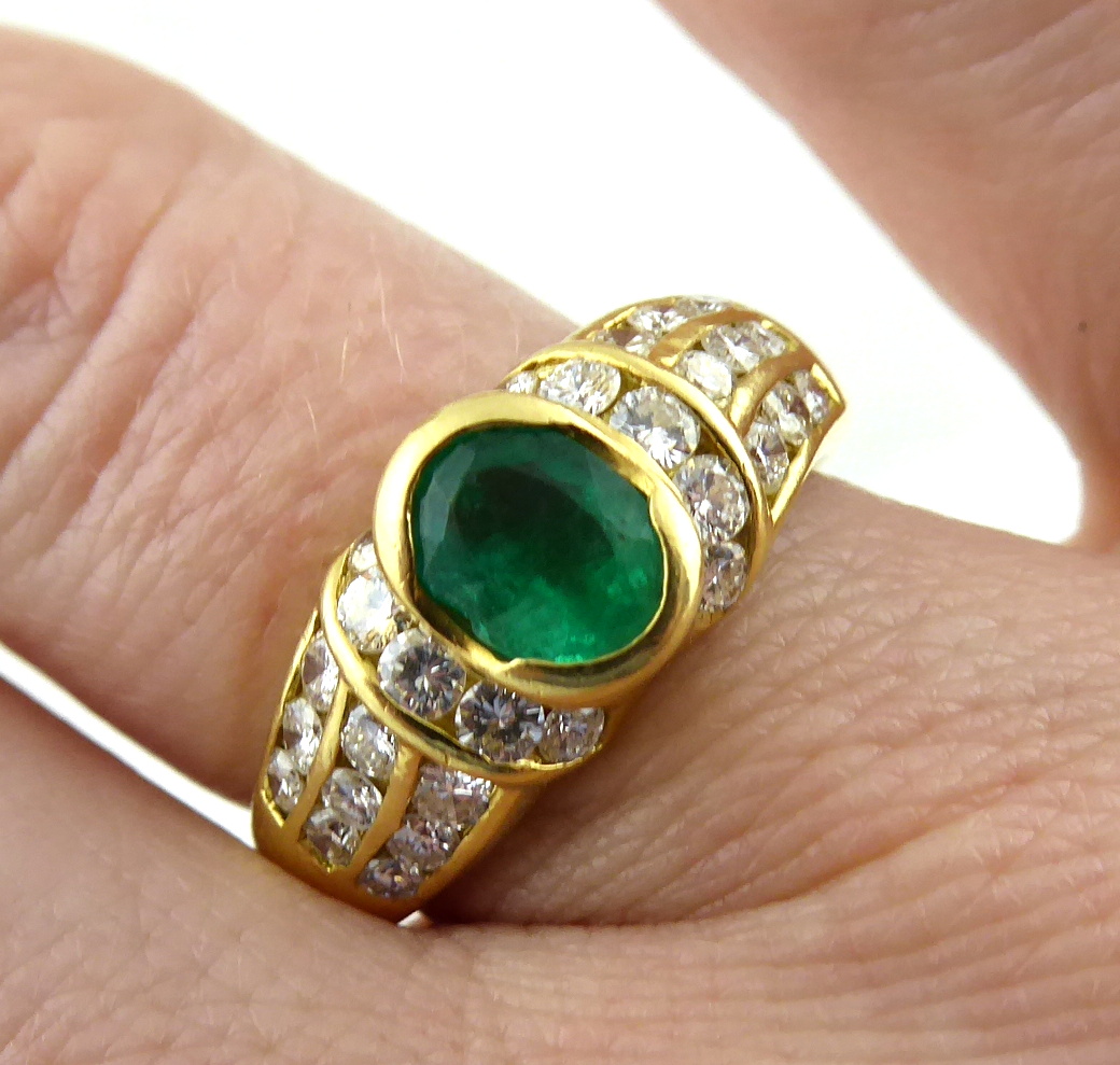 Prsten se smaragdem a 28 přírodními diamanty 1,10 ct