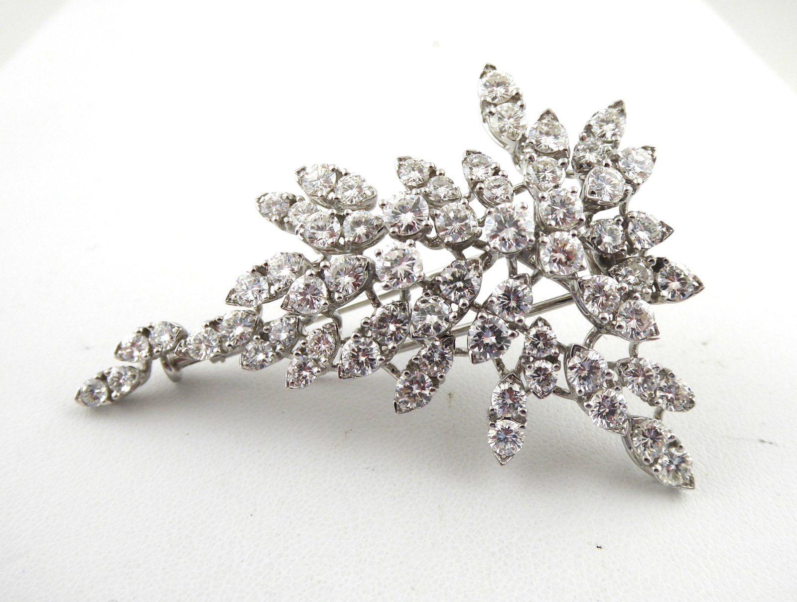 Luxusní brož s 68 přírodními diamanty – 8,80 ct