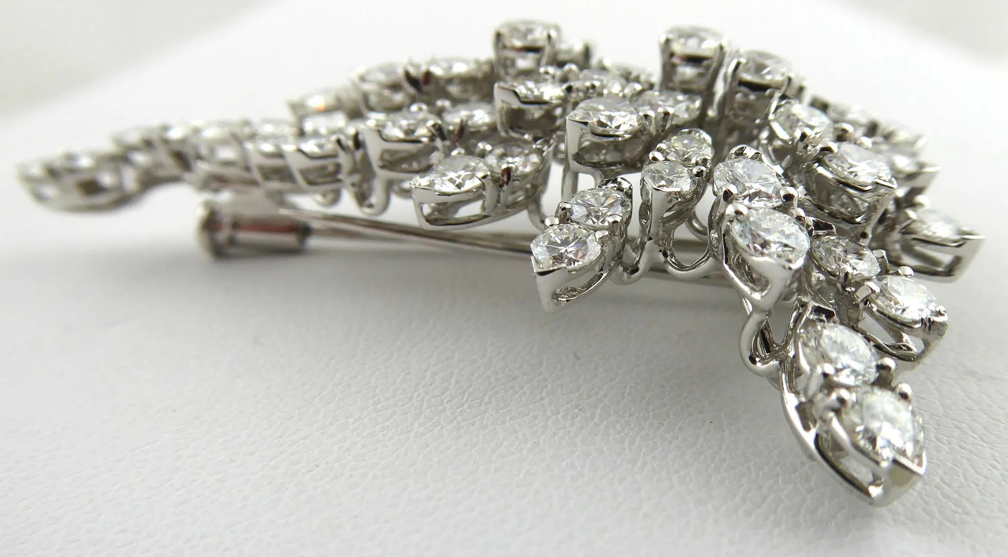 Luxusní brož s 68 přírodními diamanty – 8,80 ct - 7