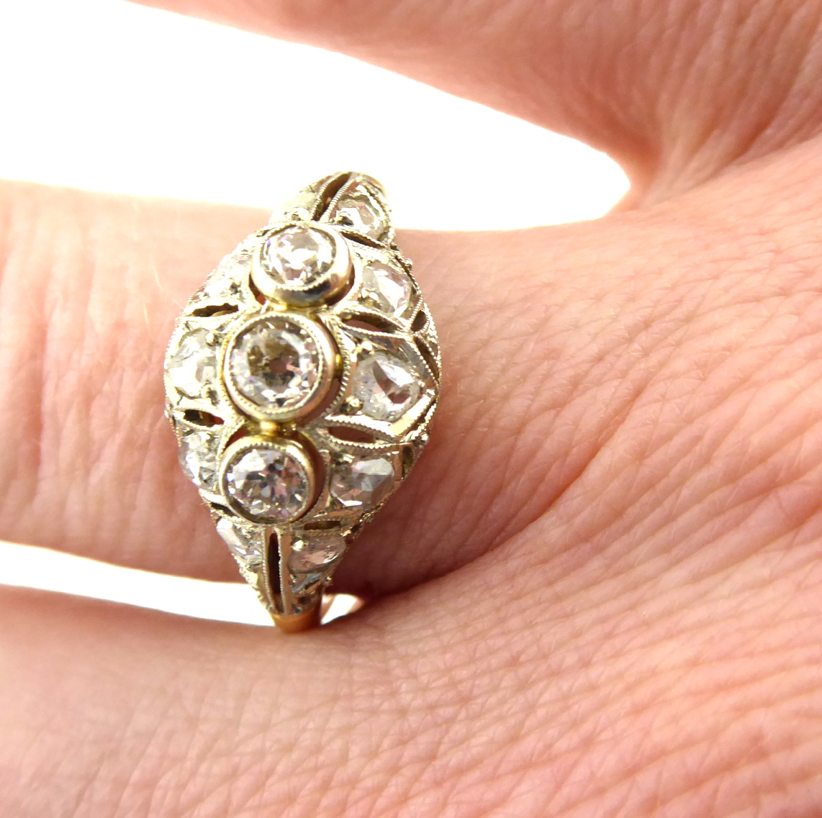 Zlatý prsten s třemi brilianty a diamantovými routami
