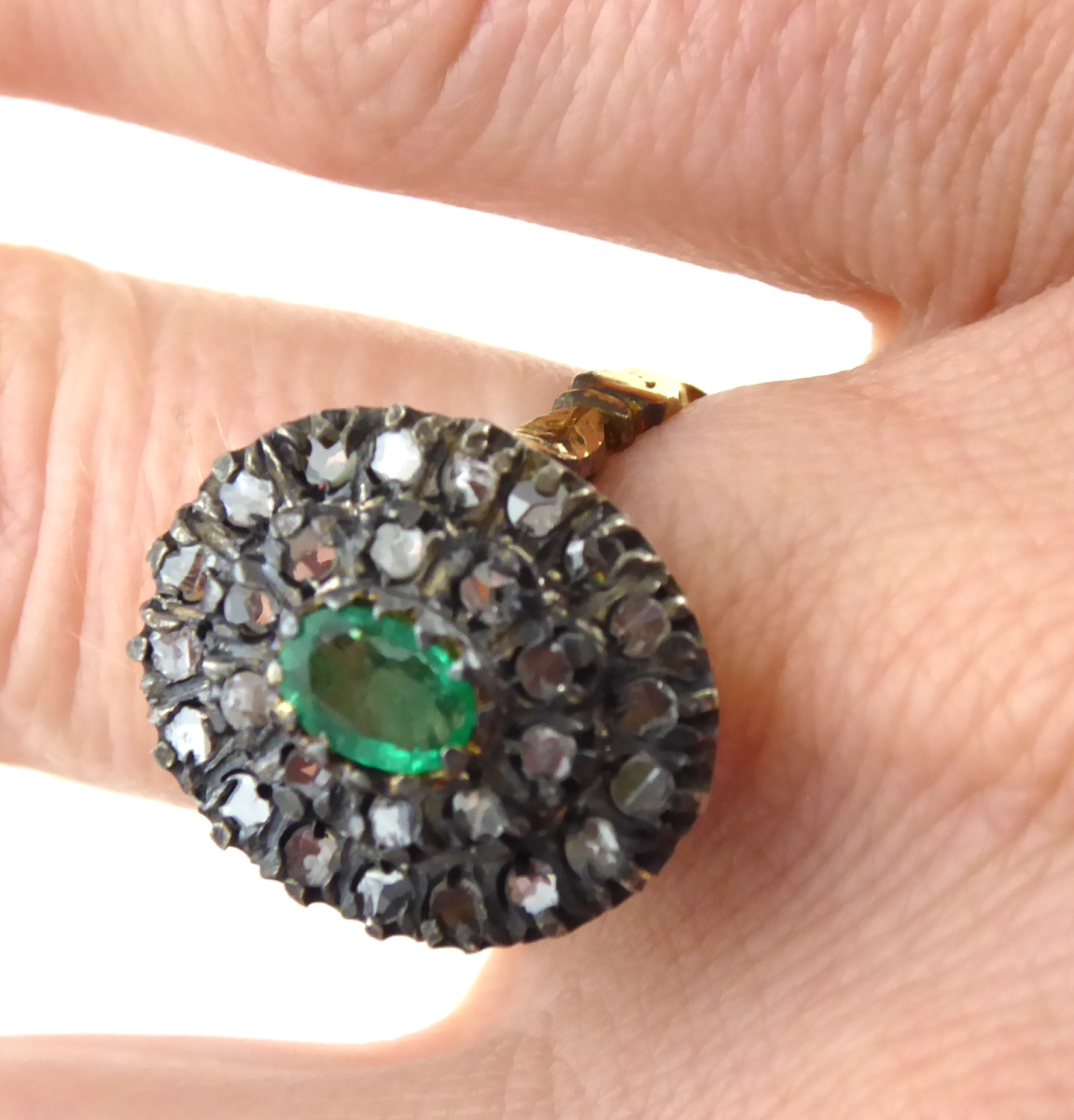Prsten se smaragdem a diamantovými routami