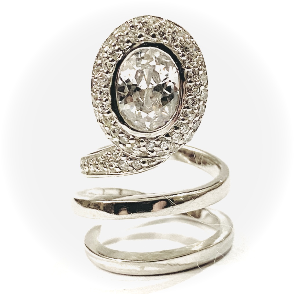 Stříbrný prsten „had“ s čirými kameny