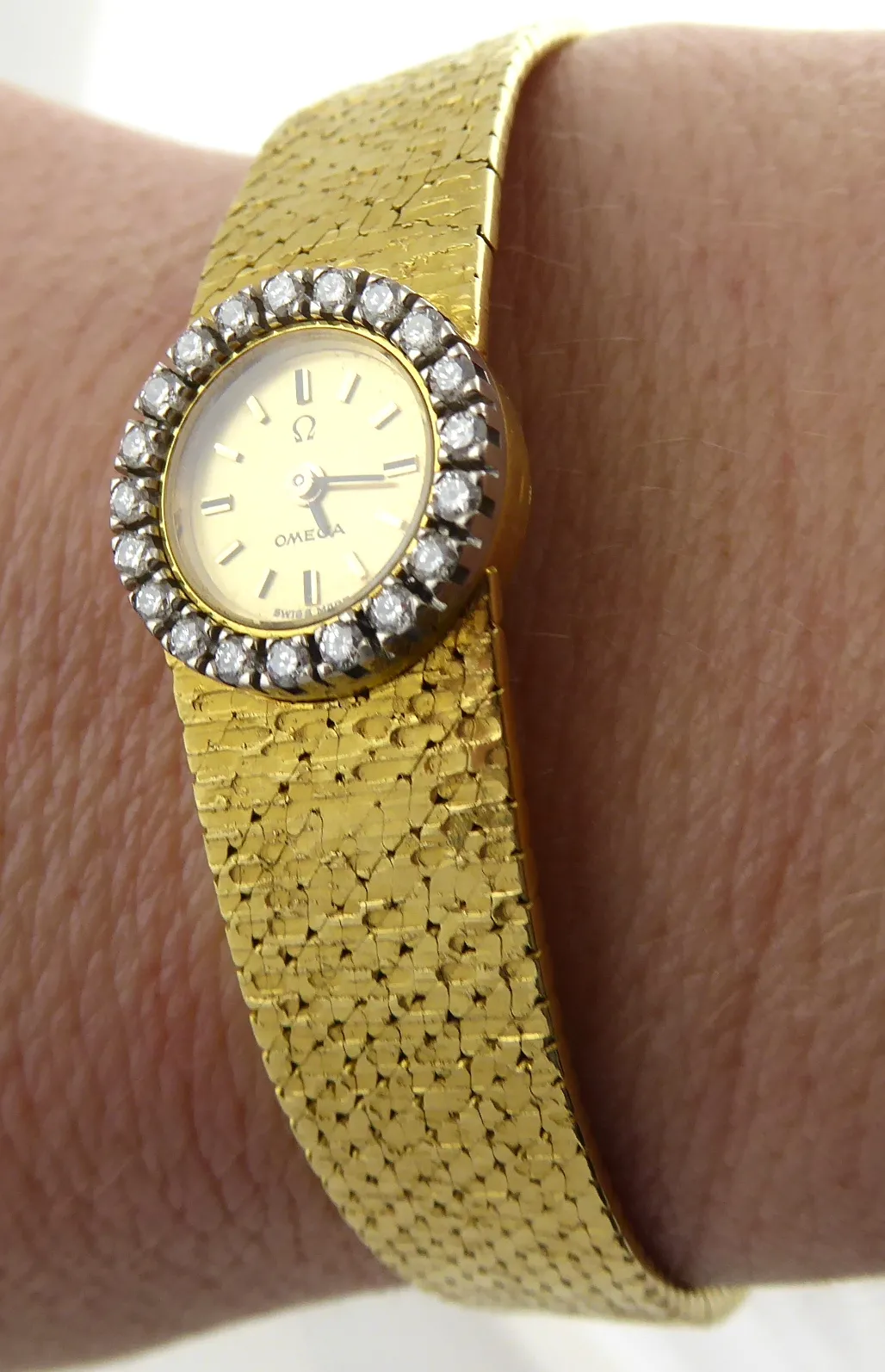 Omega – Zlaté plesové dámské hodinky s brilianty - 9