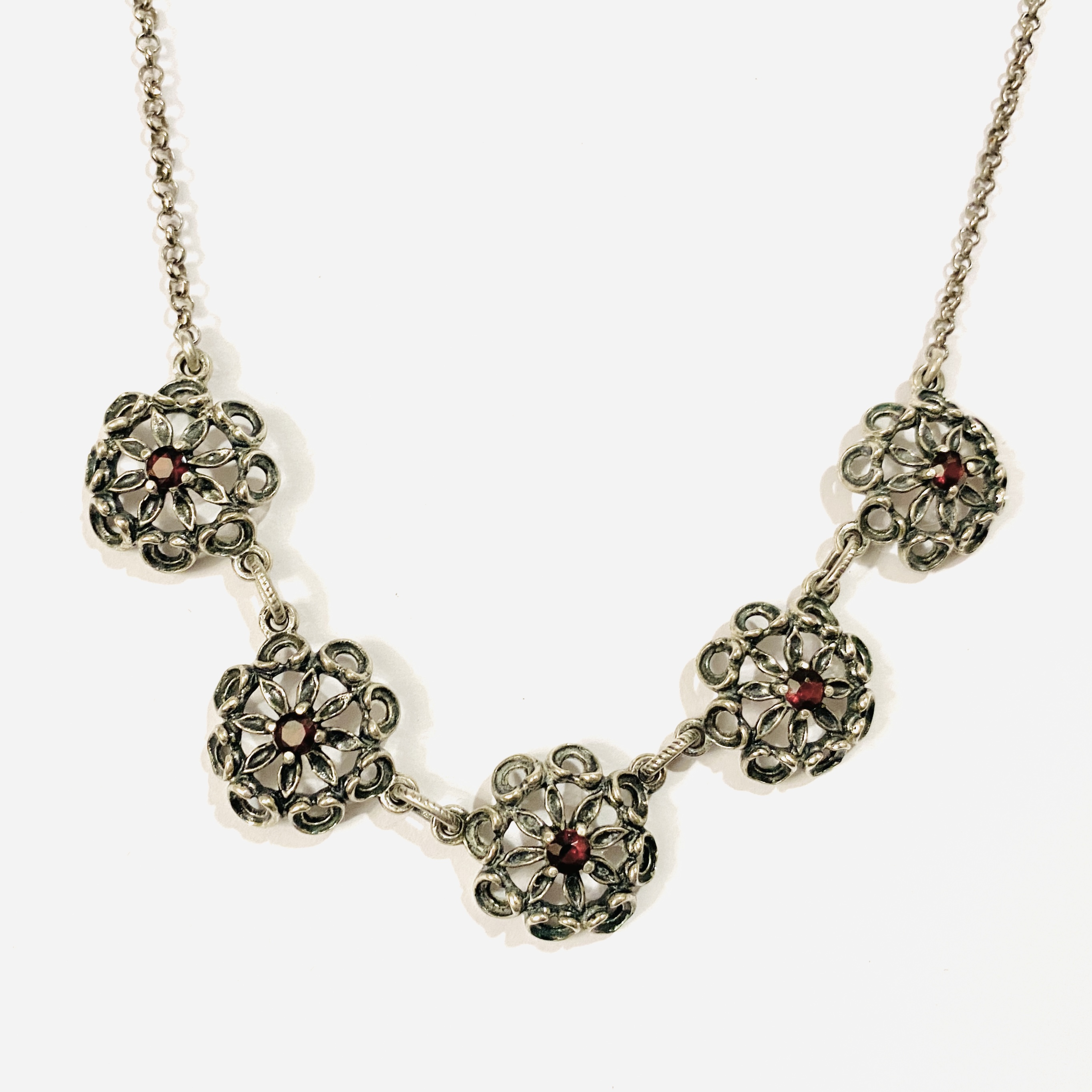 Stříbrný náhrdelník s granáty