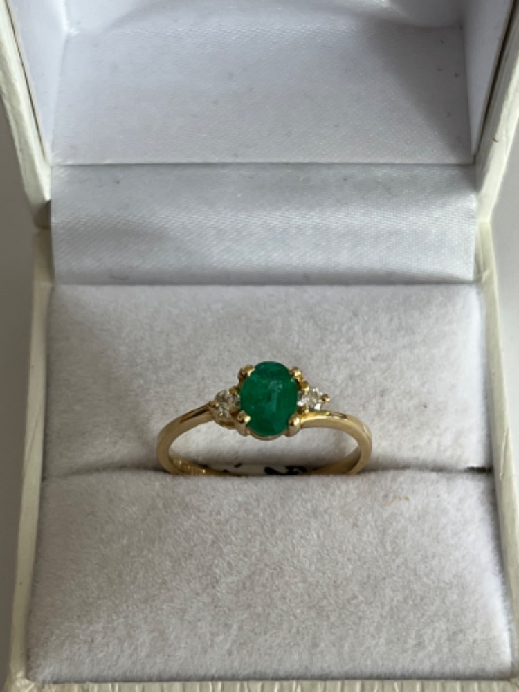 Zlatý prsten s přírodním smaragdem a přírodními diamanty