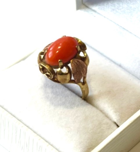 Starožitný zlatý prsten s přírodním mořským korálem
