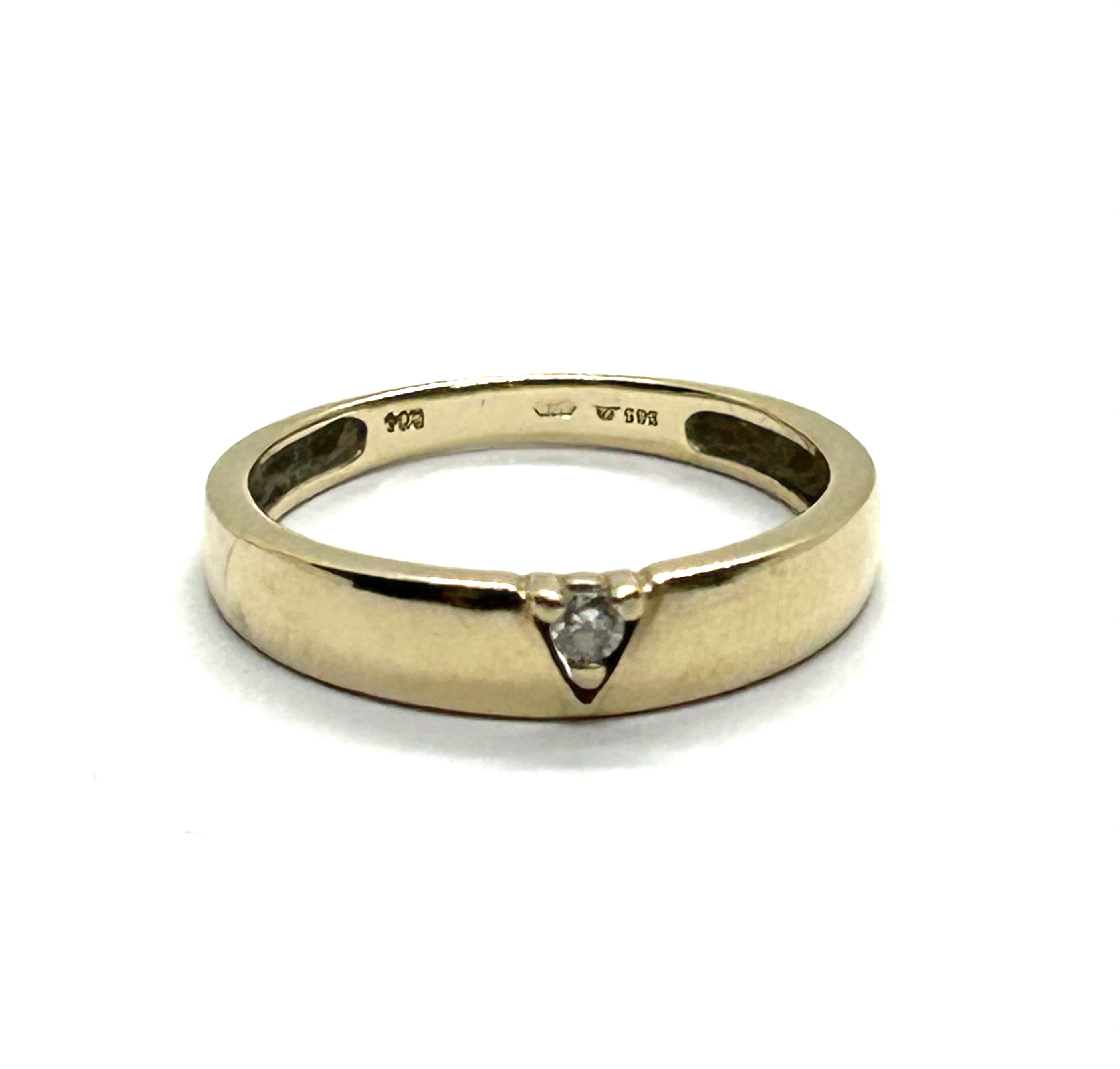 Prsten ze žlutého zlata s diamantem