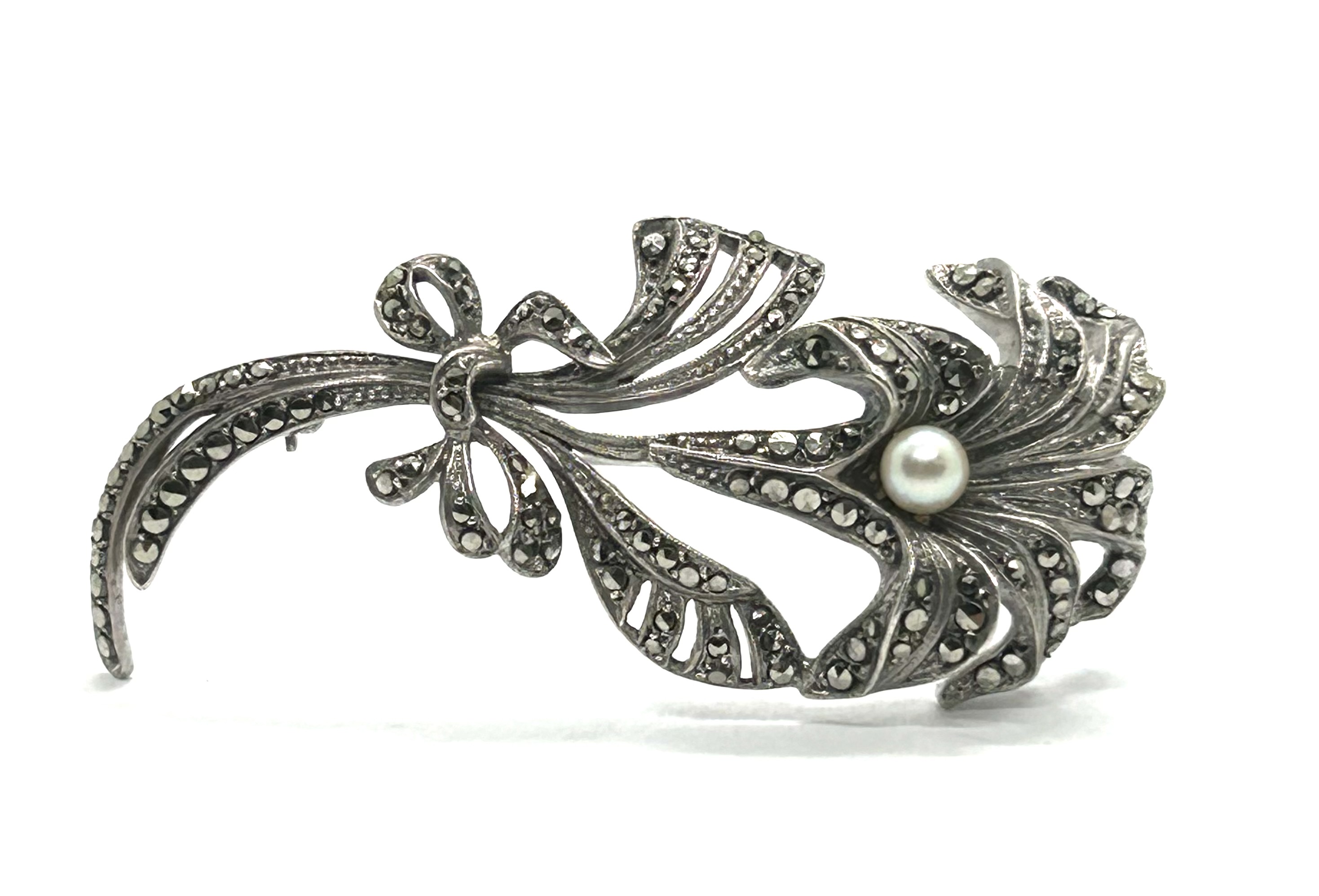 Stříbrná brož s mořskou perlou - květina
