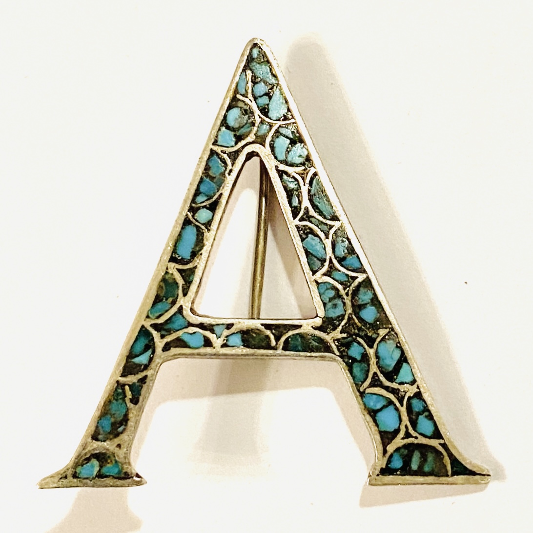 Stříbrná brož písmeno „A“ s tyrkysovou inkrustací