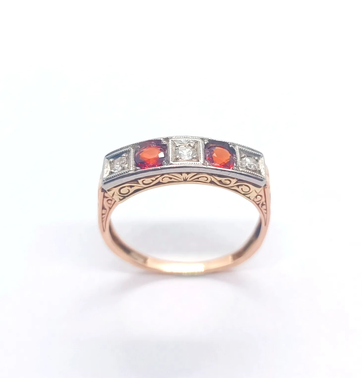 Art deco prsten s diamanty a spesartiny
