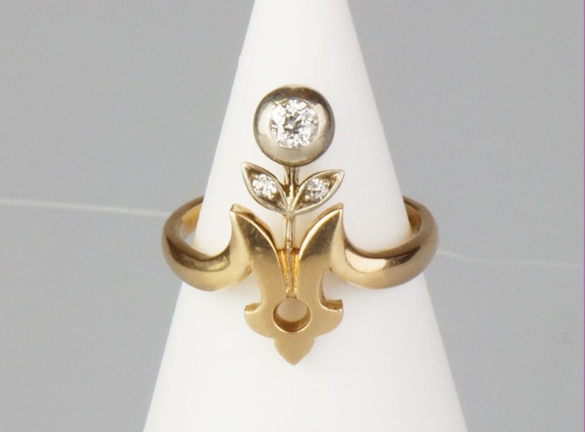Vídeňský zlatý secesní prsten s diamantem
