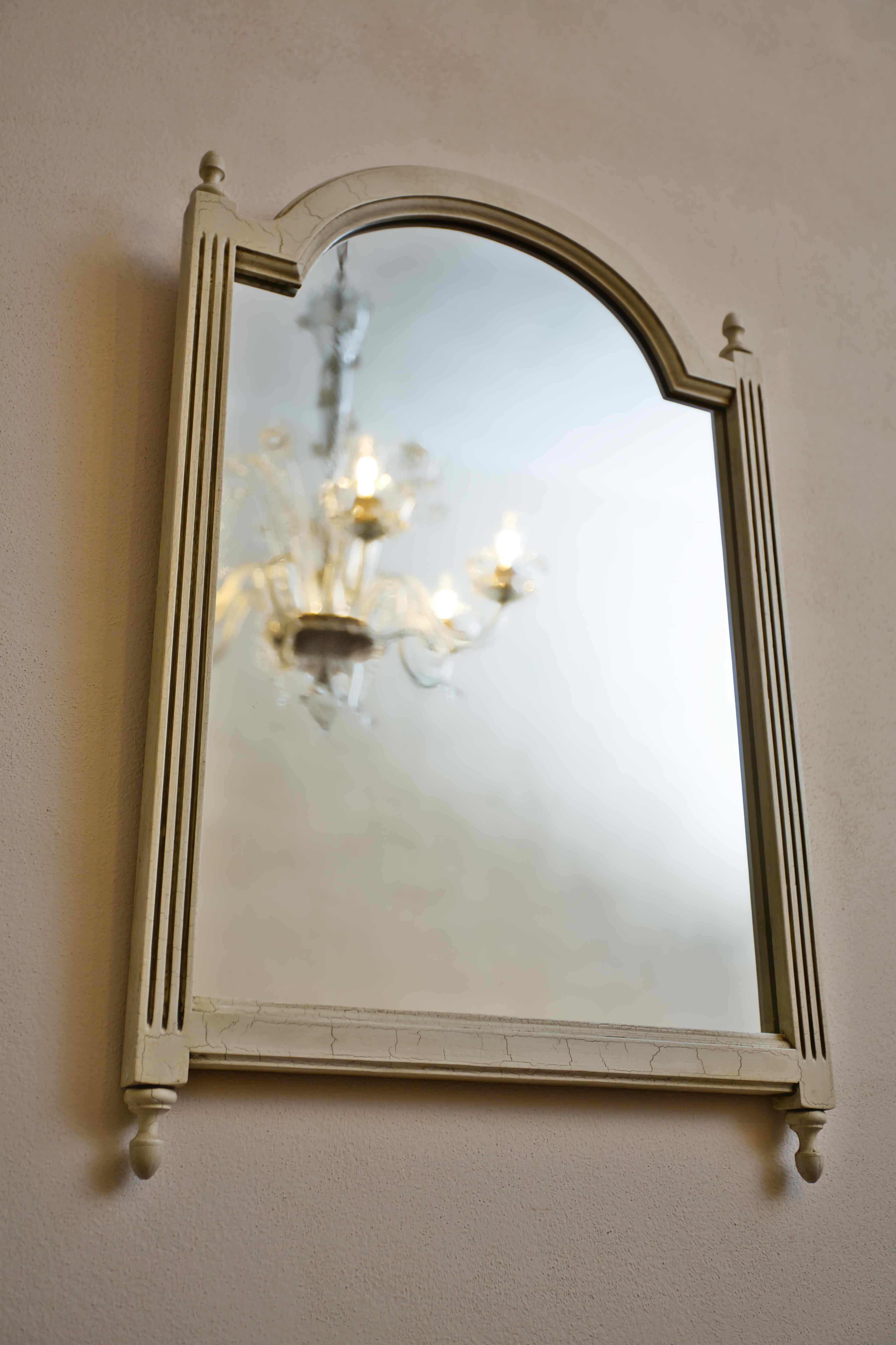 Bílé zrcadlo zdobené krakelurou