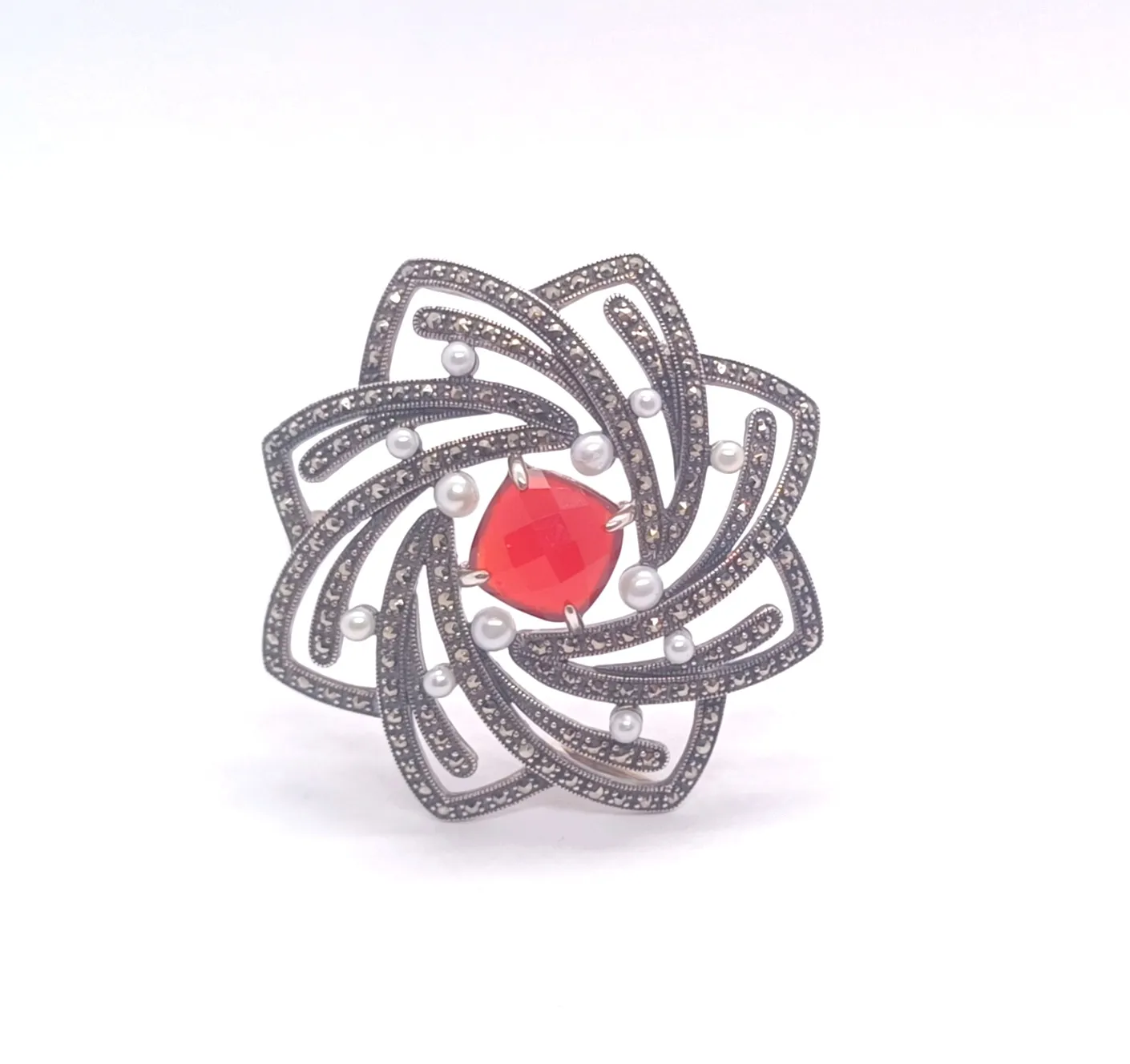 Art deco stříbrná brož s karneolem