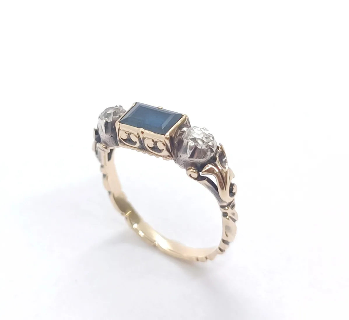 Zlatý prsten s centrálním safírem a diamanty - 4