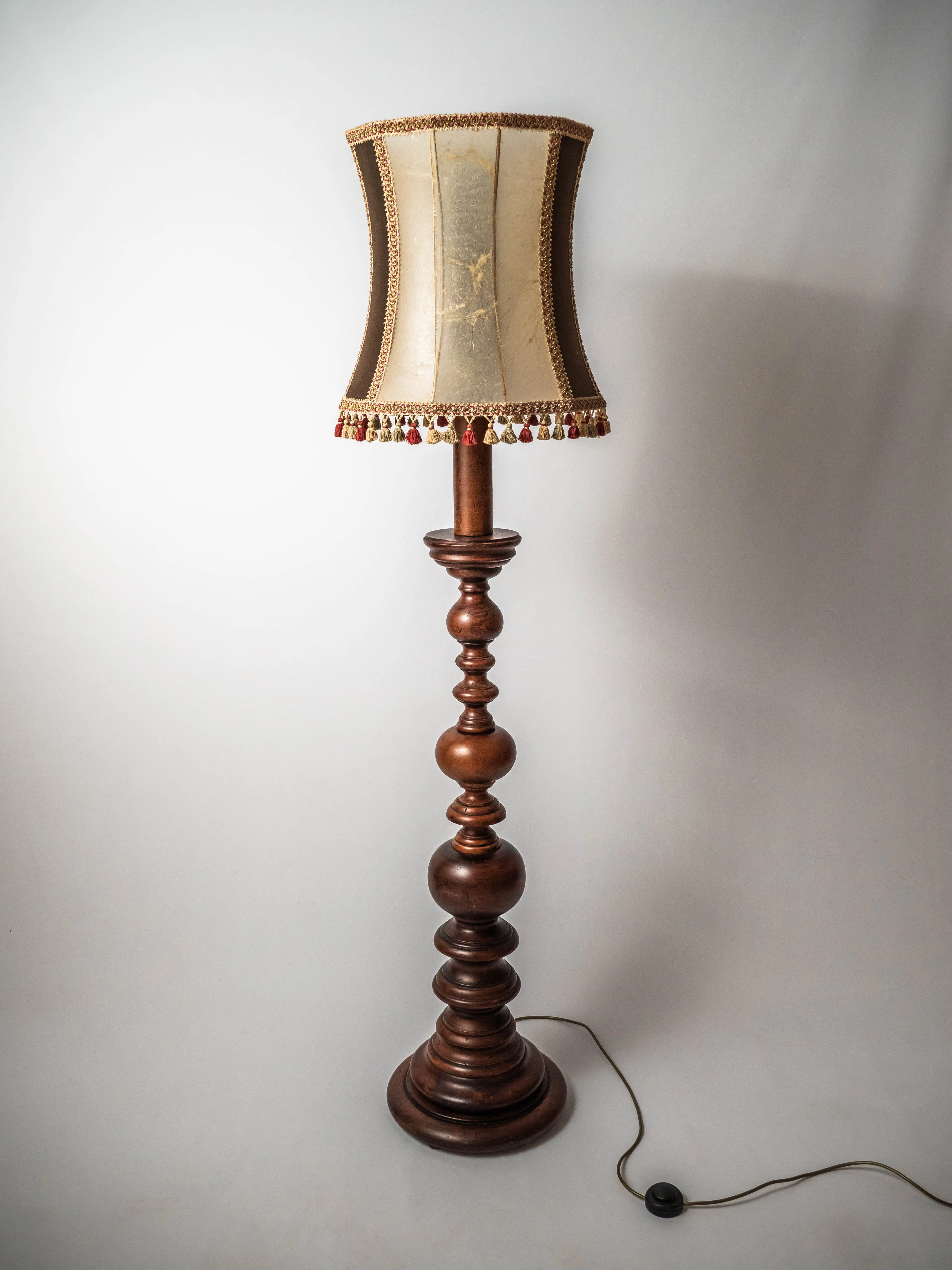 Dřevěná stojací lampa s měchýřovým stínidlem - 1