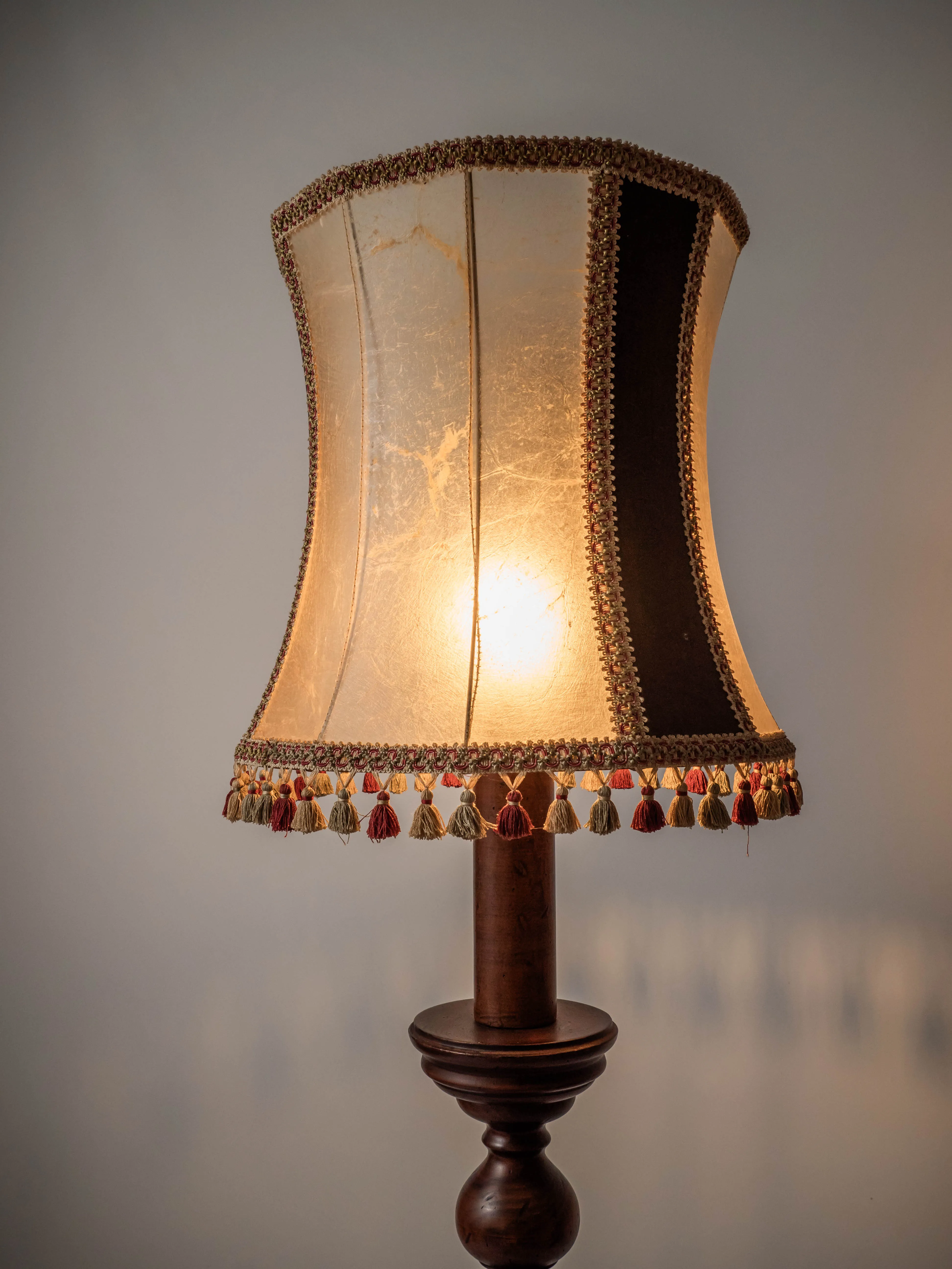 Dřevěná stojací lampa s měchýřovým stínidlem - 4