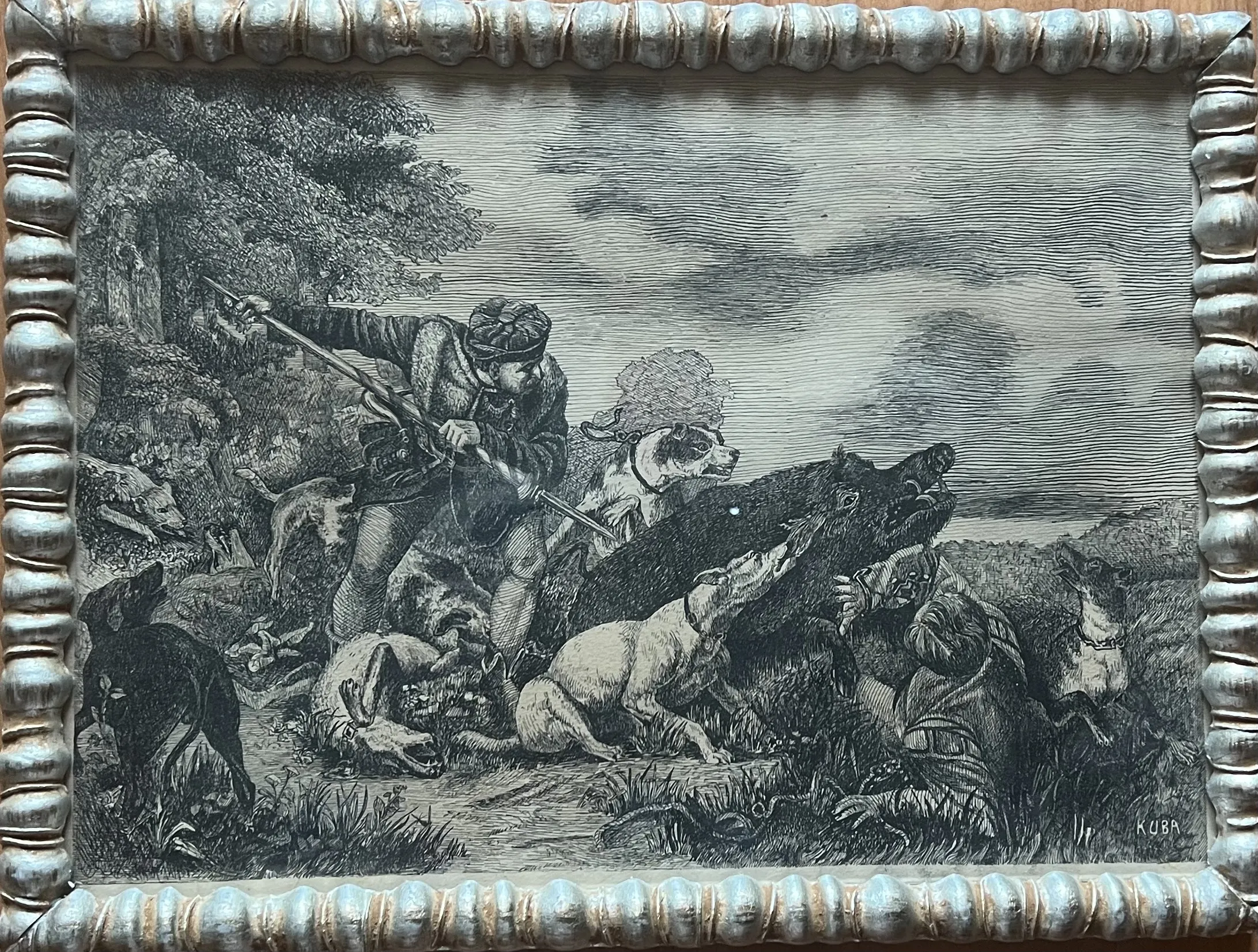 Hon na divočáka  – rytina – signováno Kuba - 3