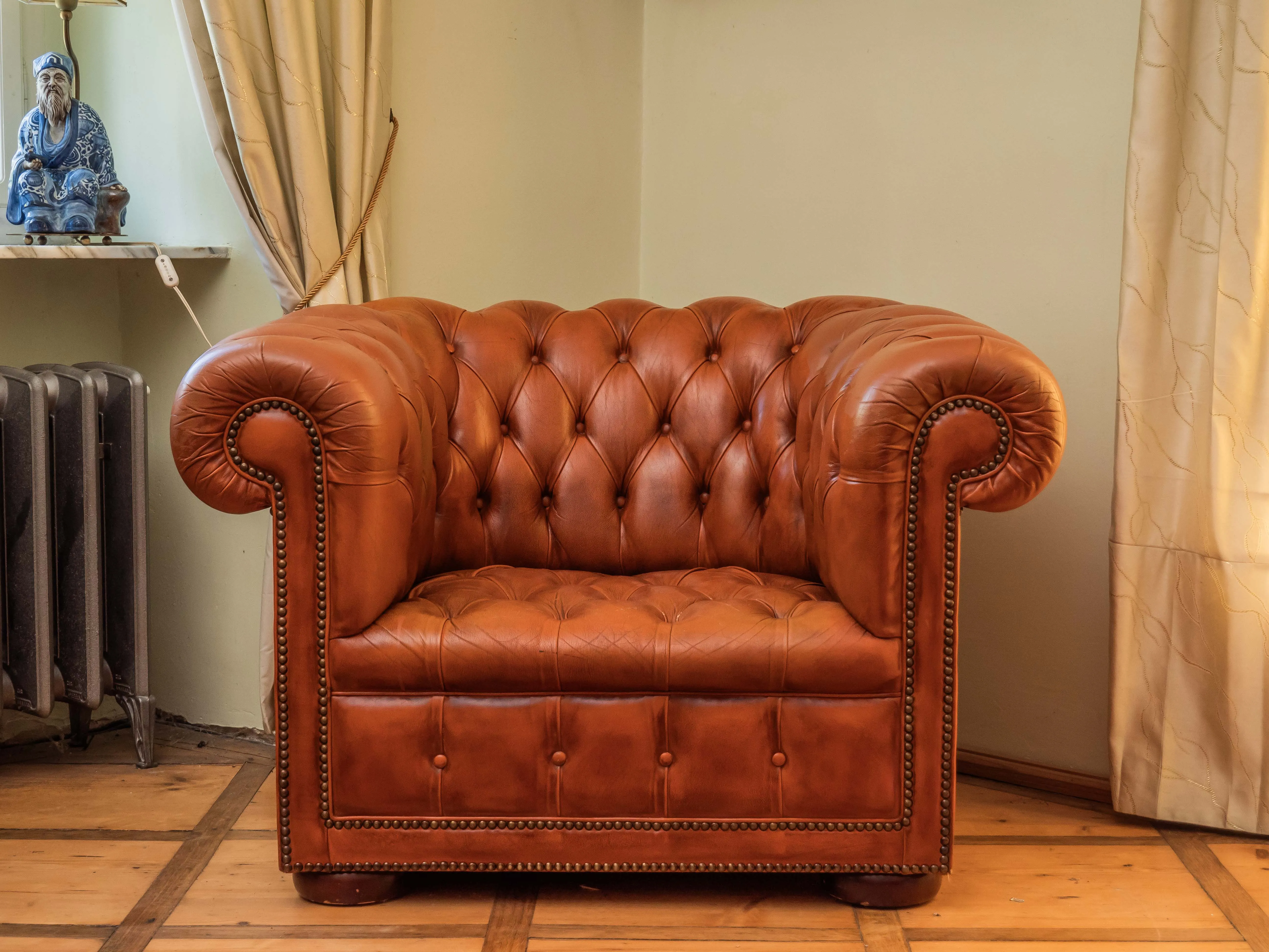 Pohodlné křeslo Chesterfield kožené - 2