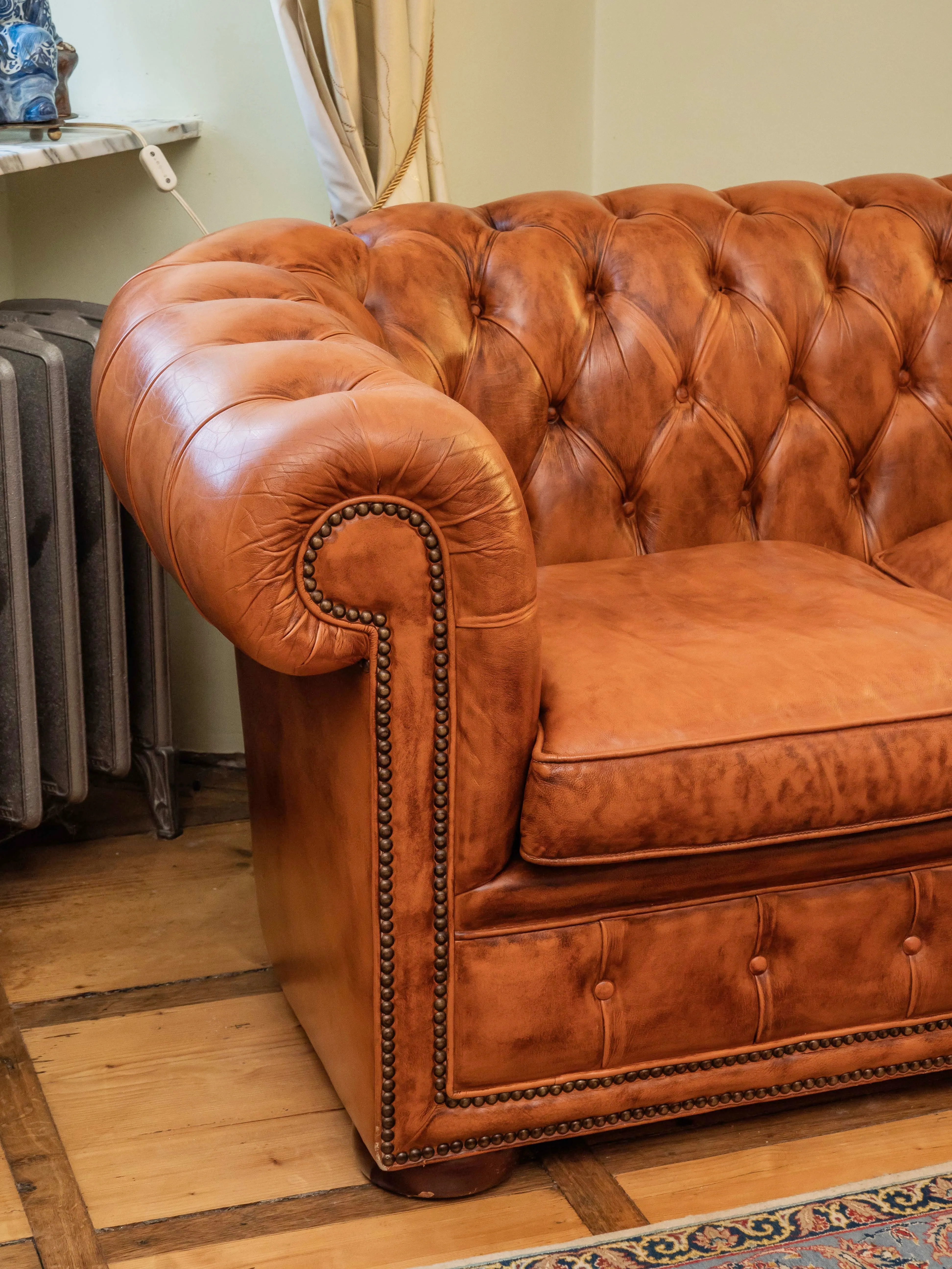 Starožitná sofa Chesterfield dvoumístná - 3