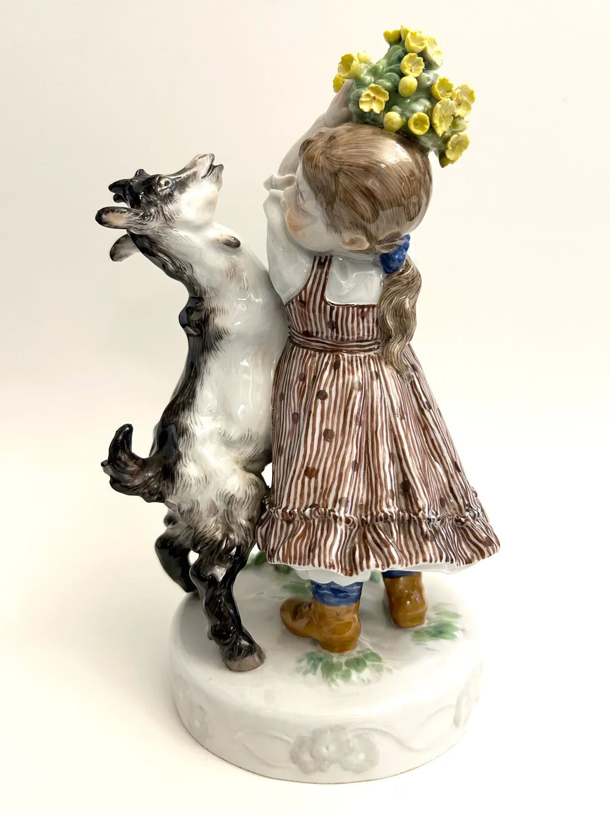 Míšeň – Dívka s petrklíči a kozlíkem - 4