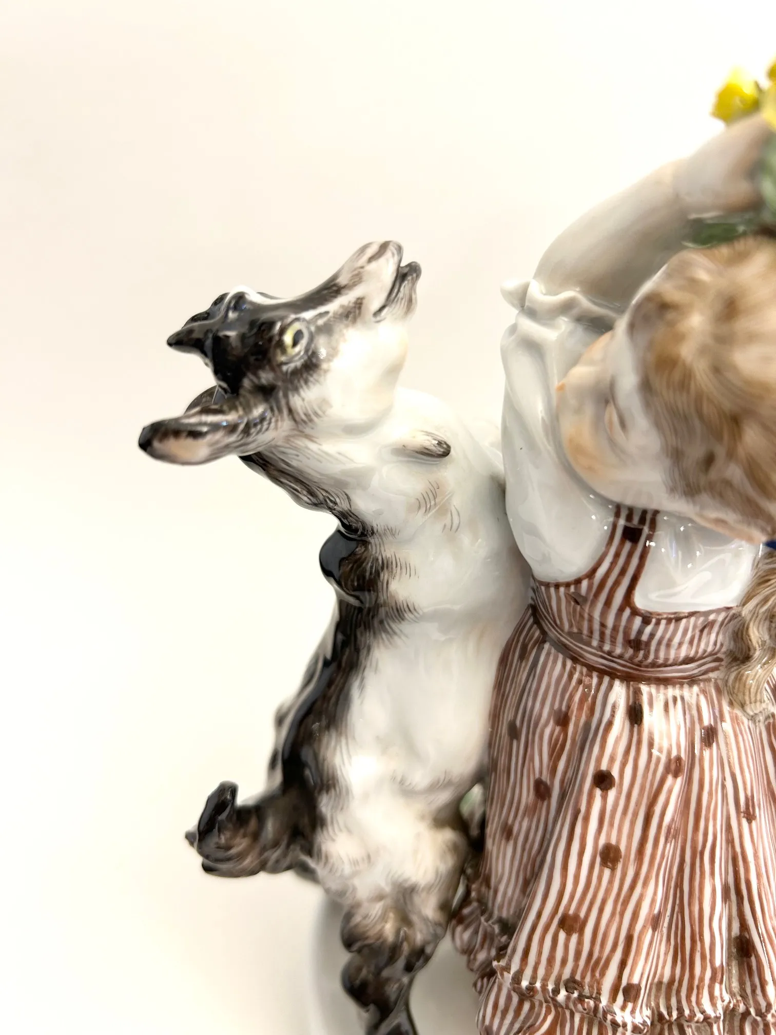 Míšeň – Dívka s petrklíči a kozlíkem - 5
