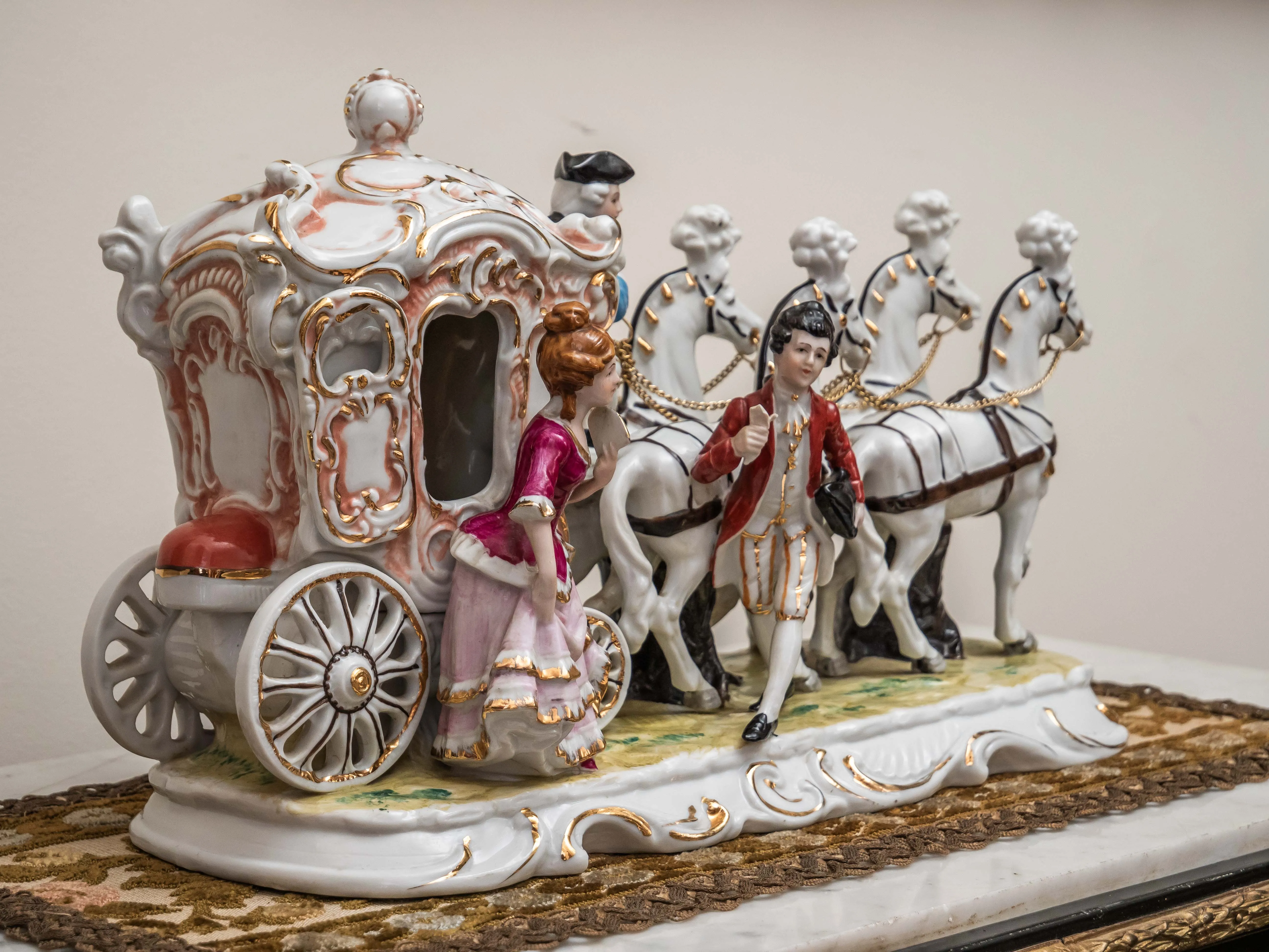 Porcelánový dostavník čtyřspřeží - 2
