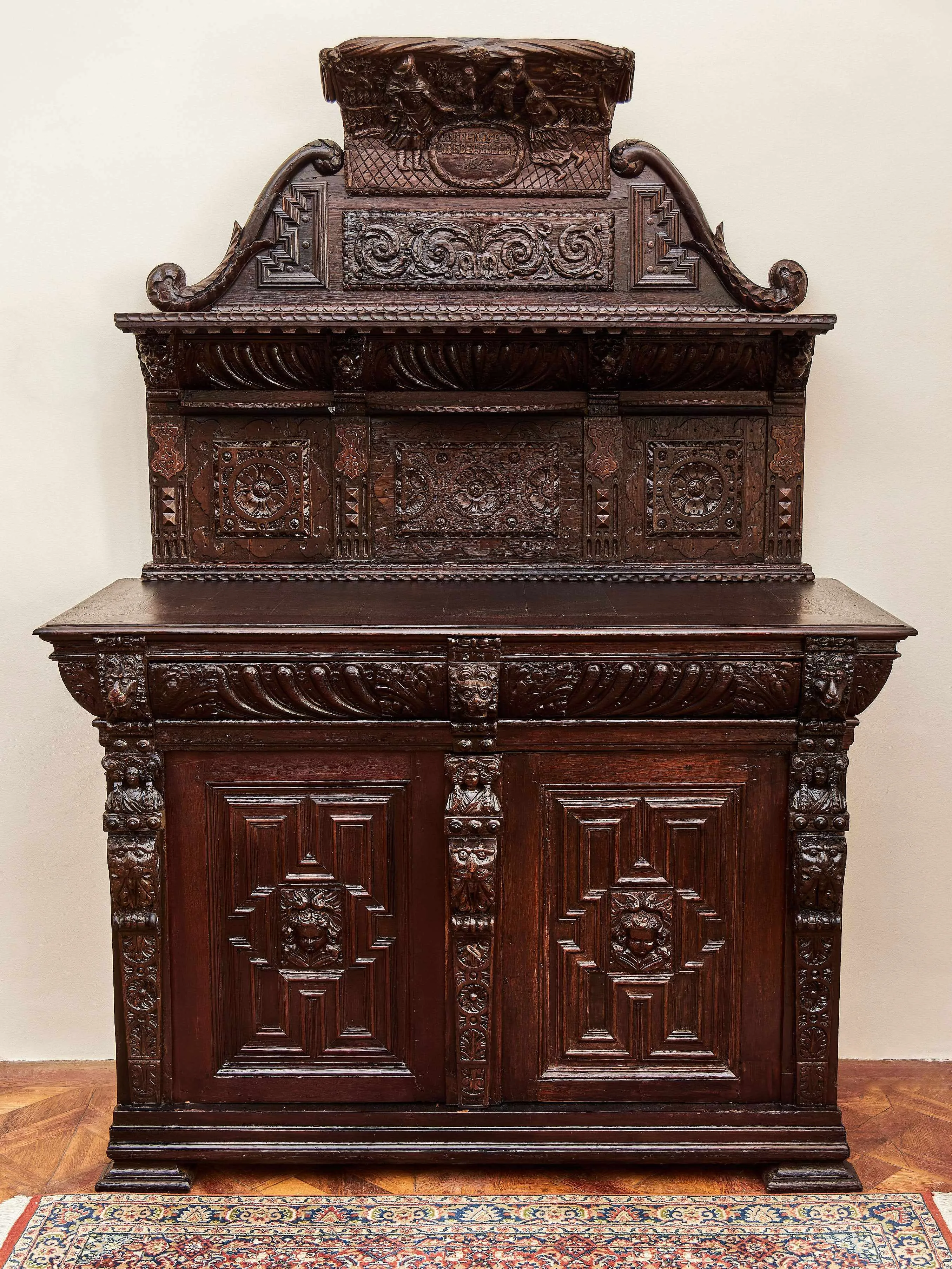 Renesanční komoda s nástavbou 1643 - 2
