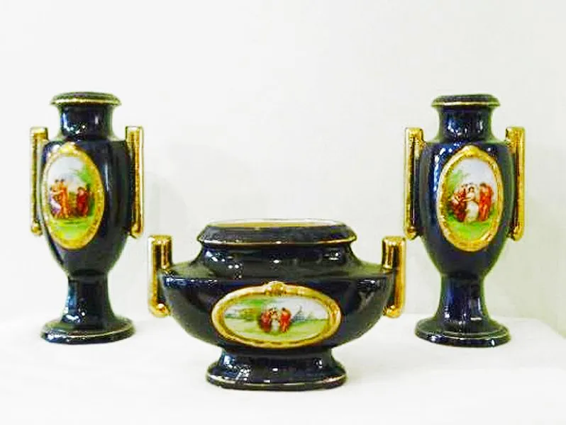 Souprava 3 kusů porcelánu = 2 kusy váza + 1 kus žardiniéra motiv Tři grácie - 1