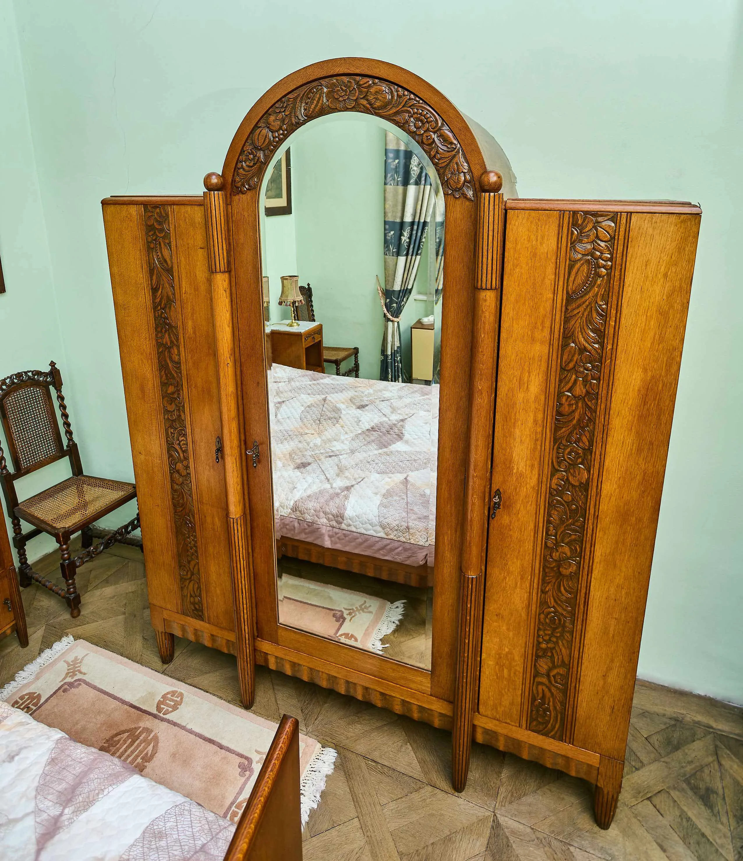Zrestaurovaná starožitná ložnice Art Deco s velkou postelí - 11