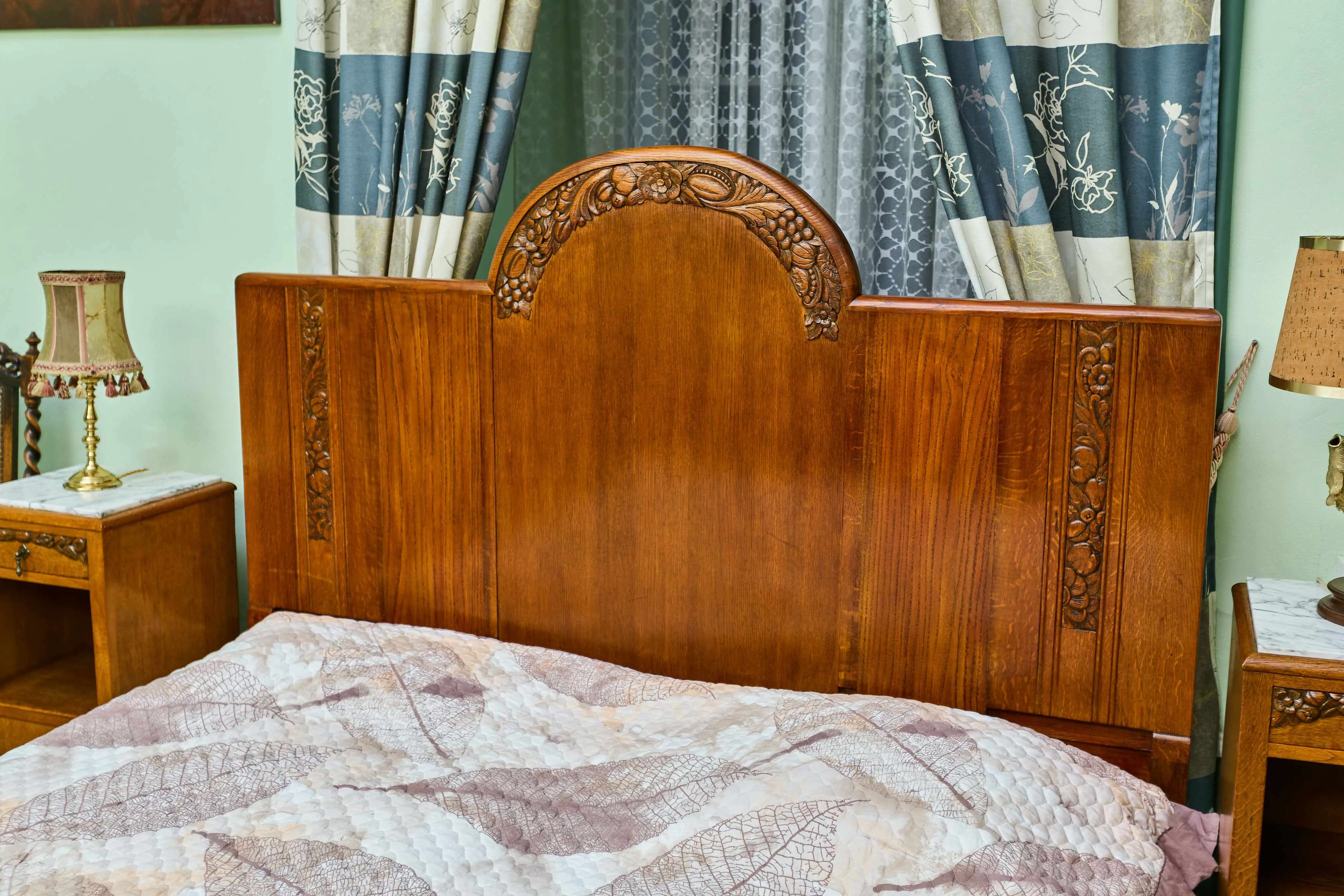 Zrestaurovaná starožitná ložnice Art Deco s velkou postelí - 13